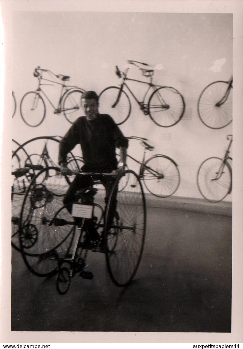 Photo Originale Vélo, Bicyclette, Biclo, Biclou, Petite Reine, Cycle, Bécane & Vélocipède Pour Homme Au Musée 1950's - Cyclisme