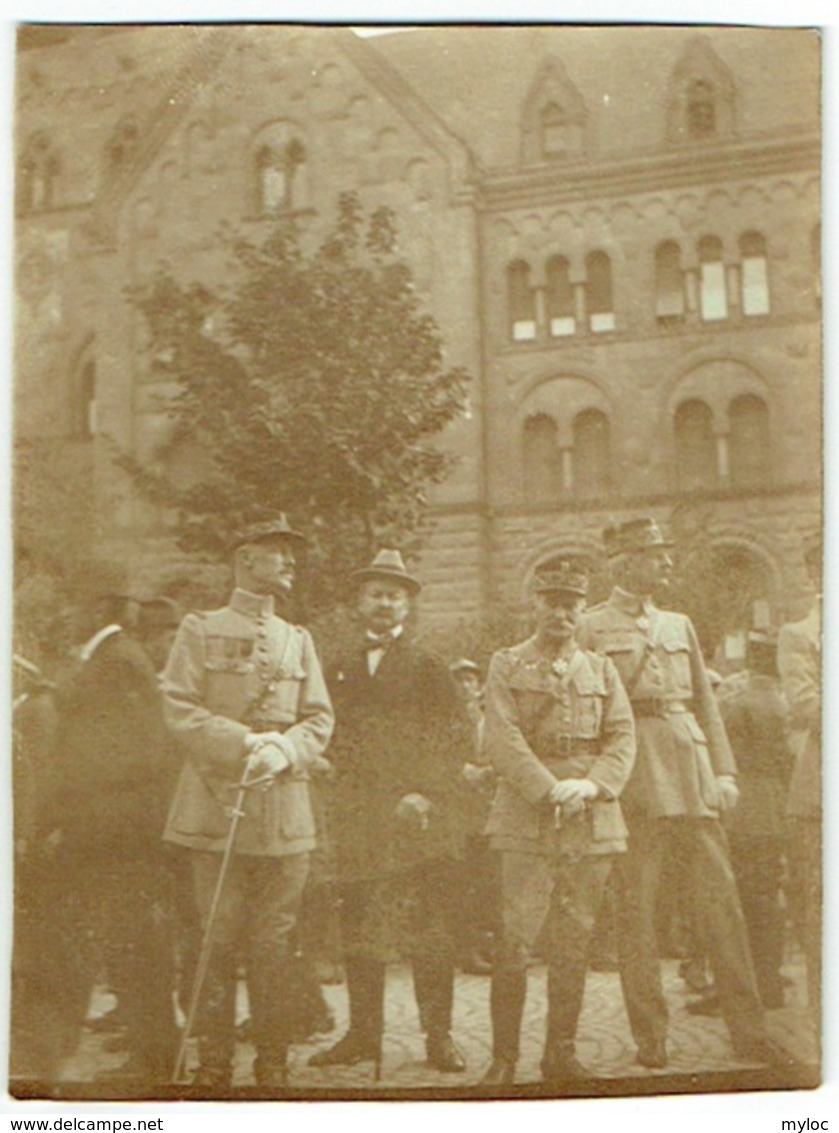 Foto/Photo. Militaria. Militaires Avec Décorations. Photo Prise Devant La Poste De Metz. - Krieg, Militär