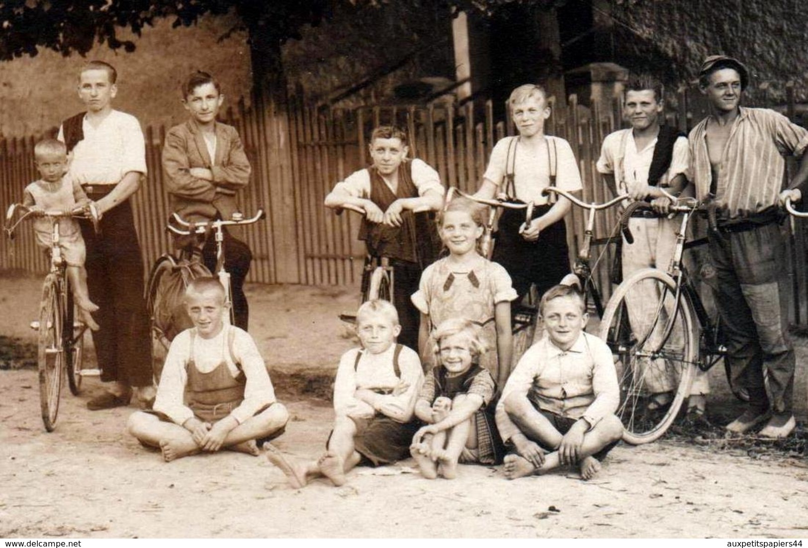 Carte Photo Originale Vélo, Bicyclette, Biclo, Biclou, Petite Reine, Cycle, Bécane & Sa Bande De Jeunes Vers 1910/20 - Cyclisme