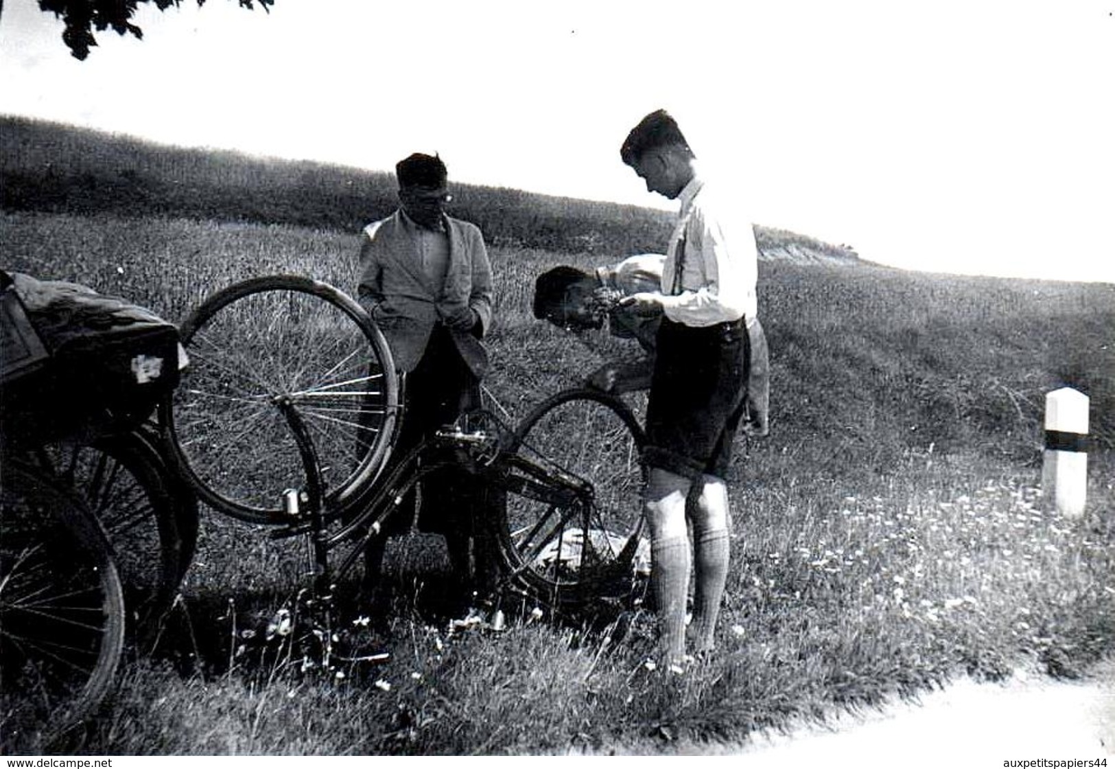 Photo Originale Vélo, Bicyclette, Biclo, Biclou, Petite Reine, Cycle, Bécane Pour Copains & Crevaison Vers 1930/40 - Cyclisme