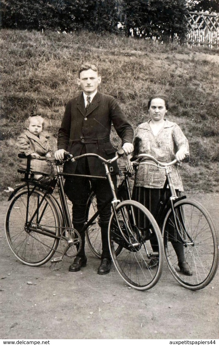 Carte Photo Originale Vélo, Bicyclette, Biclo, Biclou, Petite Reine, Cycle, Bécane & Siège Porte Bébé, Famille En 1925 - Cyclisme