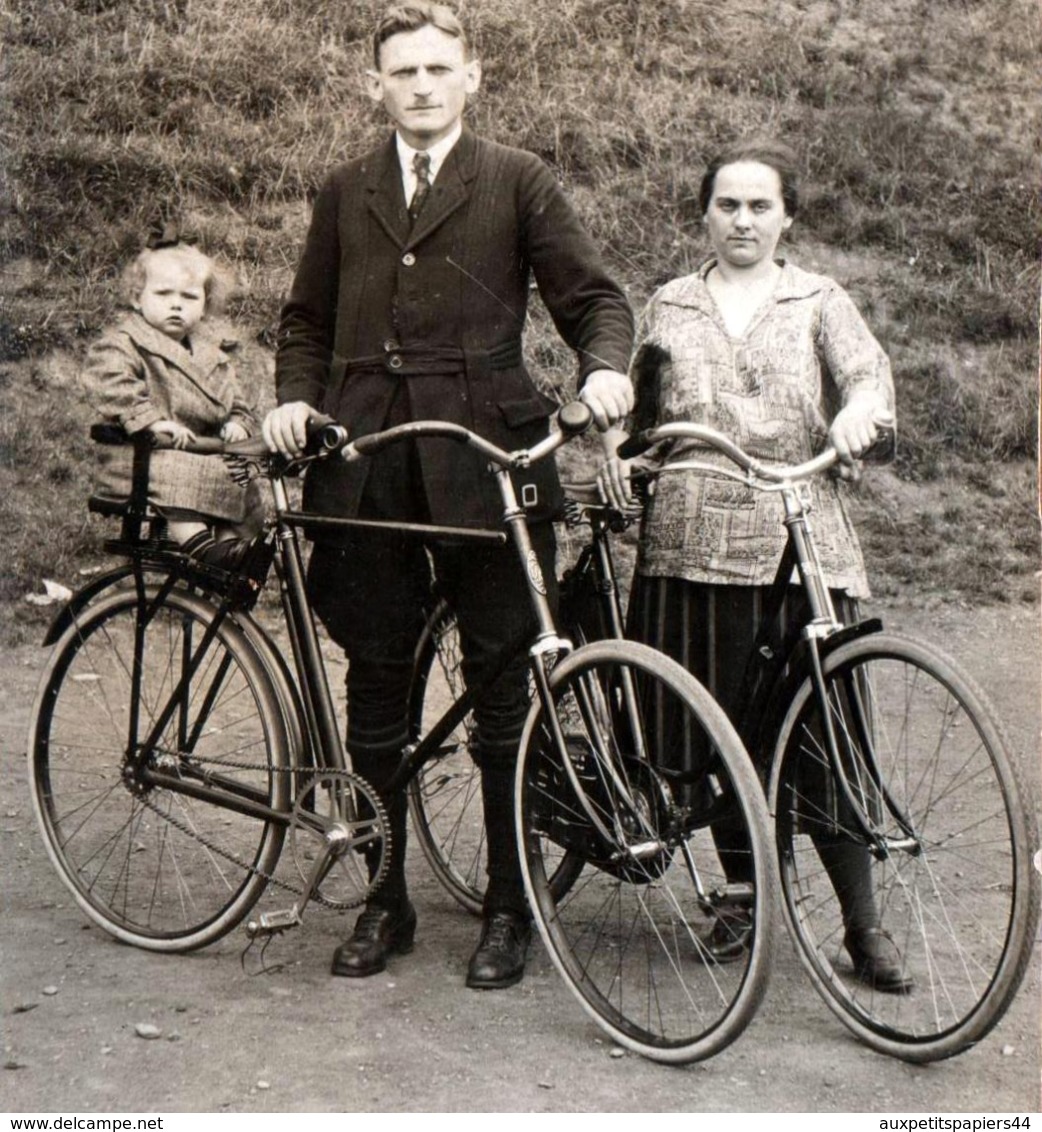 Carte Photo Originale Vélo, Bicyclette, Biclo, Biclou, Petite Reine, Cycle, Bécane & Siège Porte Bébé, Famille En 1925 - Cyclisme