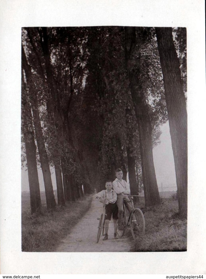 Carte Photo Originale Vélo, Bicyclette, Biclou, Petite Reine, Cycle, Bécane & 2 Ados En 1928 à Pappelallee En Allemagne - Cyclisme