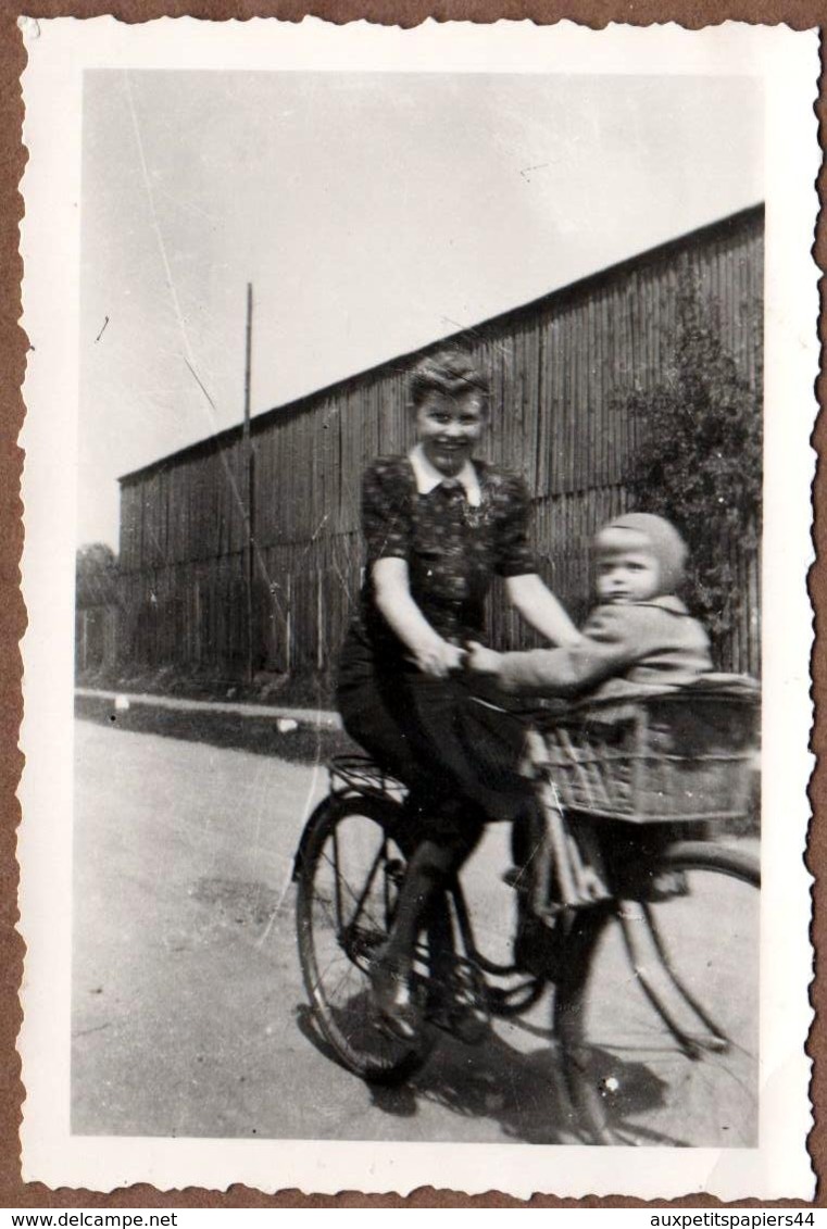 Photo Originale Vélo, Bicyclette, Biclou, Petite Reine, Cycle, Bécane & Pin-Up Promenant Son Bébé En Panier D'Osier 1940 - Cyclisme