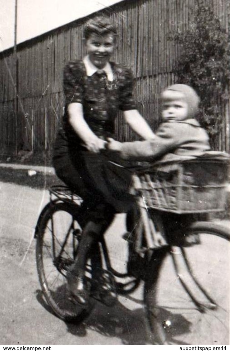 Photo Originale Vélo, Bicyclette, Biclou, Petite Reine, Cycle, Bécane & Pin-Up Promenant Son Bébé En Panier D'Osier 1940 - Cyclisme