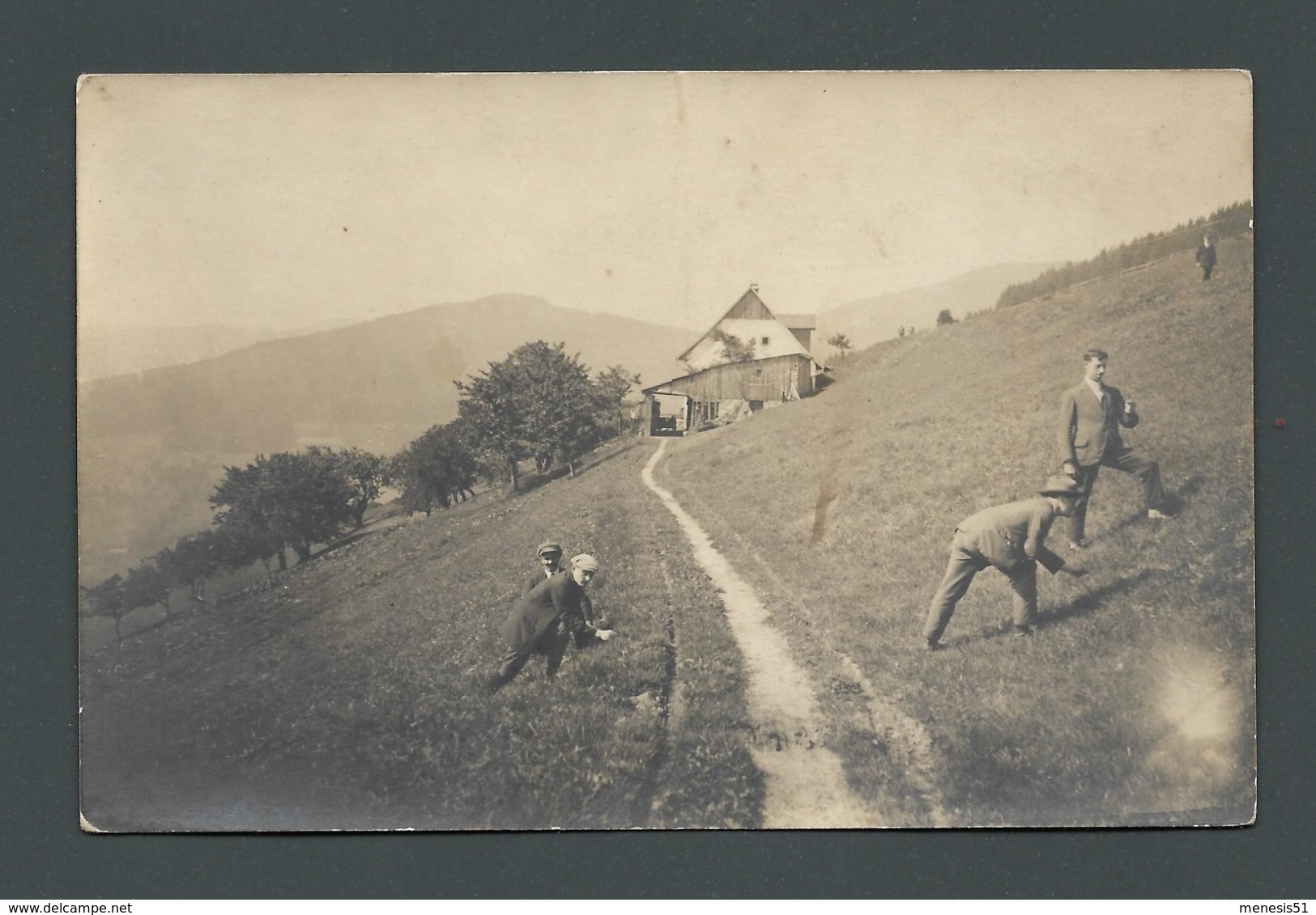 Carte Photo Ancienne Real Foto Groupe D'hommes Men Escaladant Une Colline Climb Hill - A Identificar