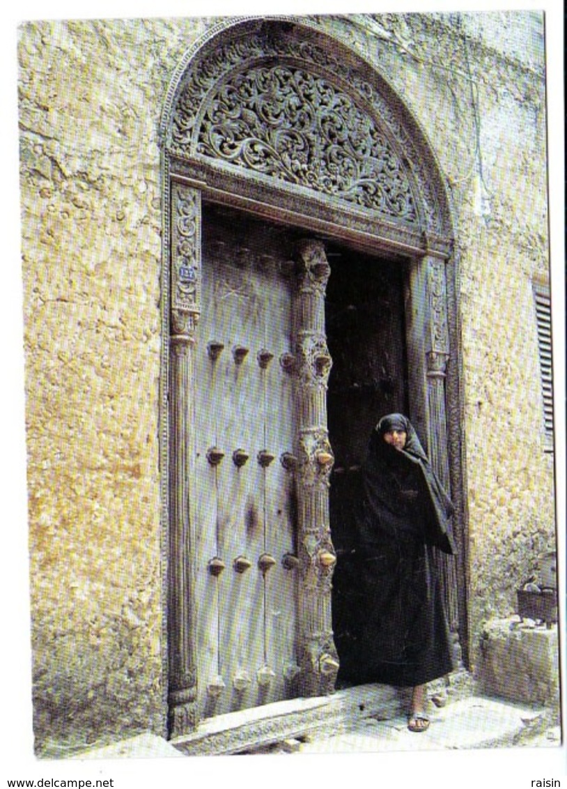 Tanzanie Zanzibar One Of The Many Beautifully Carved Doors In Zanzibar  TBE - Tansania