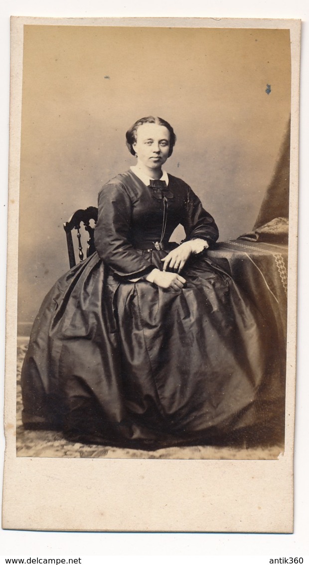 Photographie Ancienne XIXe CDV C. 1860 Portrait D'une Femme Bourgeoise Par Photographe Lagriffe Paris - Ancianas (antes De 1900)