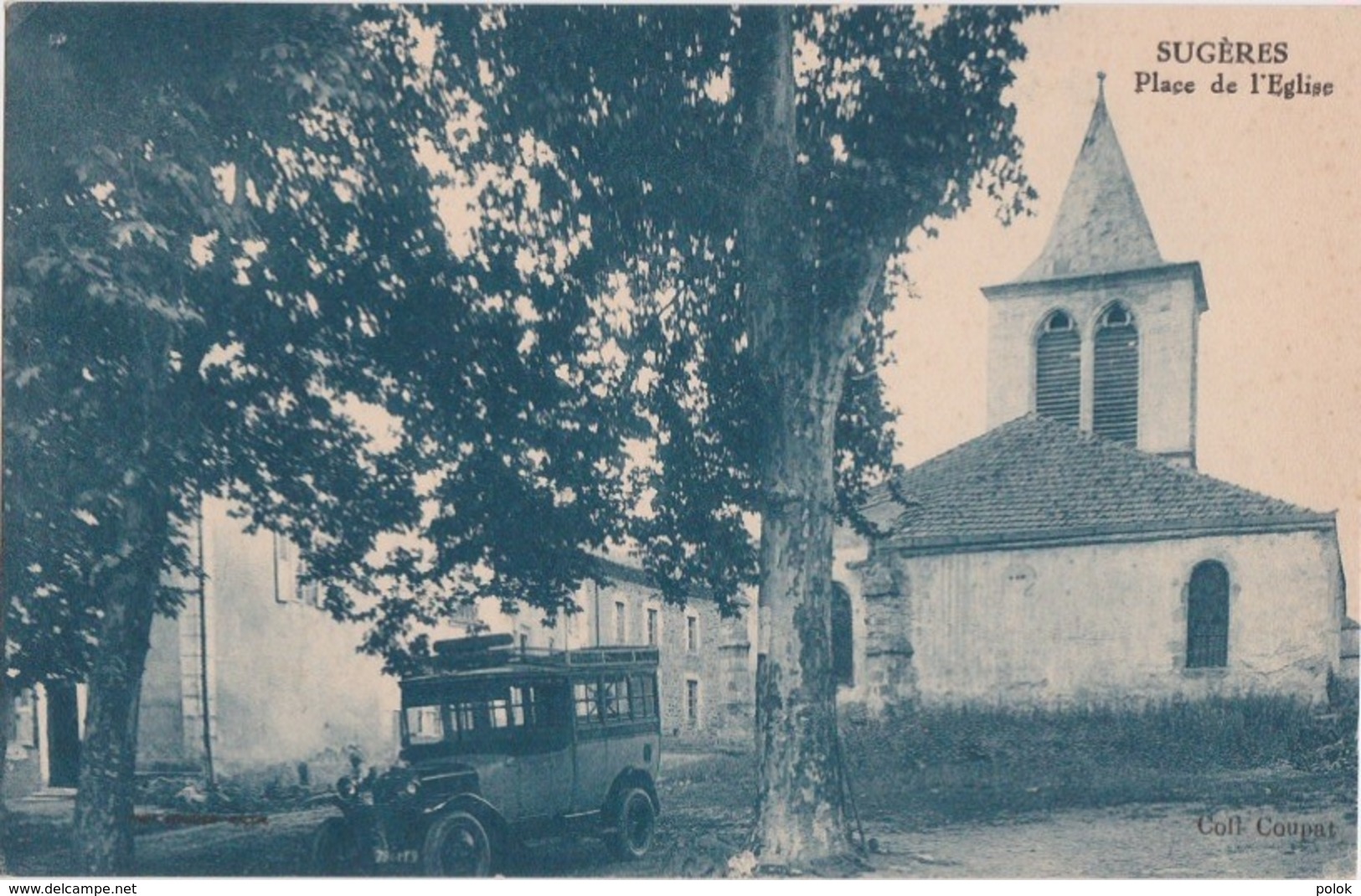 Bv - Cpa SUGERES (Puy De Dôme) - Place De L'Eglise - Autres & Non Classés