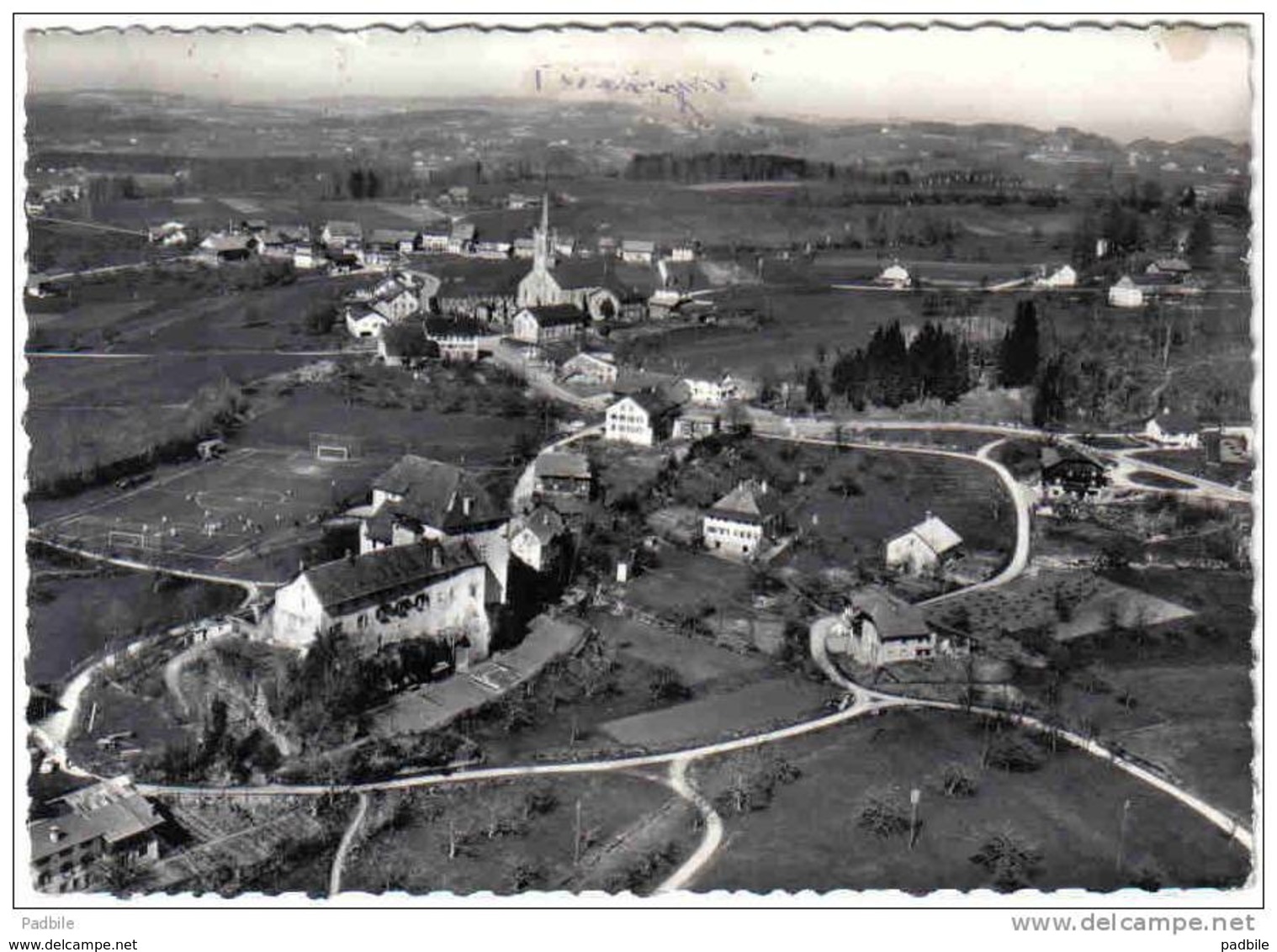 Carte Postale Suisse Attalens Et Le Stade De Football Trés Beau Plan - Attalens