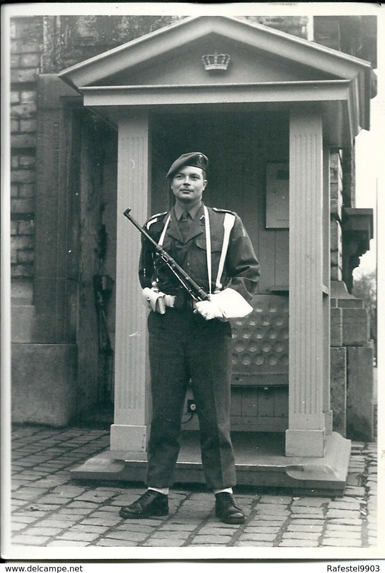 Photo ABL Sentinelle Guérite Mitraillette Circa 60's Uniforme Militaria Belgische Leger - War, Military