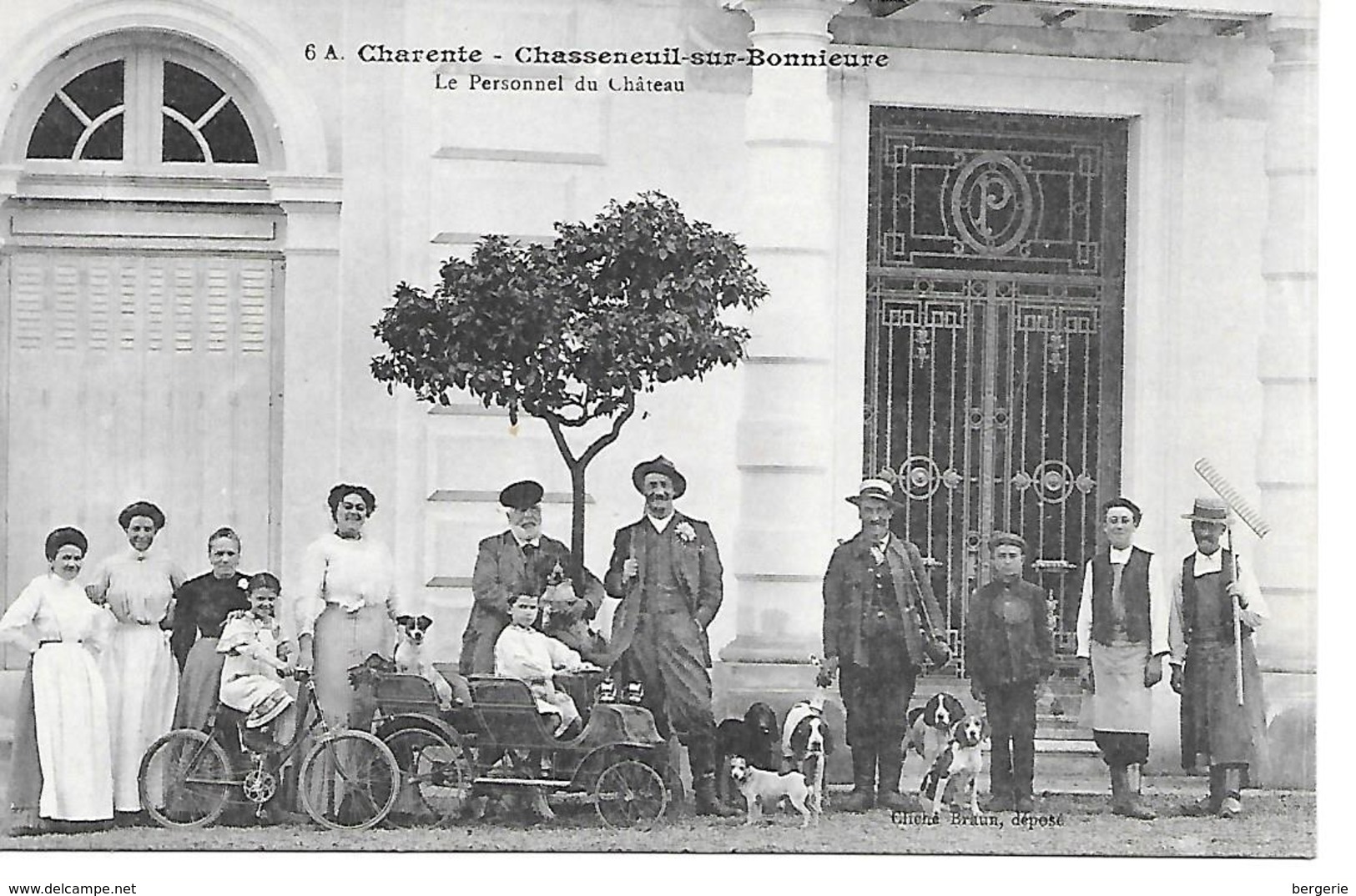 25/10     16   Chasseneuil Sur Bonnieure   Rare Cpa   Le Personel Du Chateau  (animations) - Altri & Non Classificati