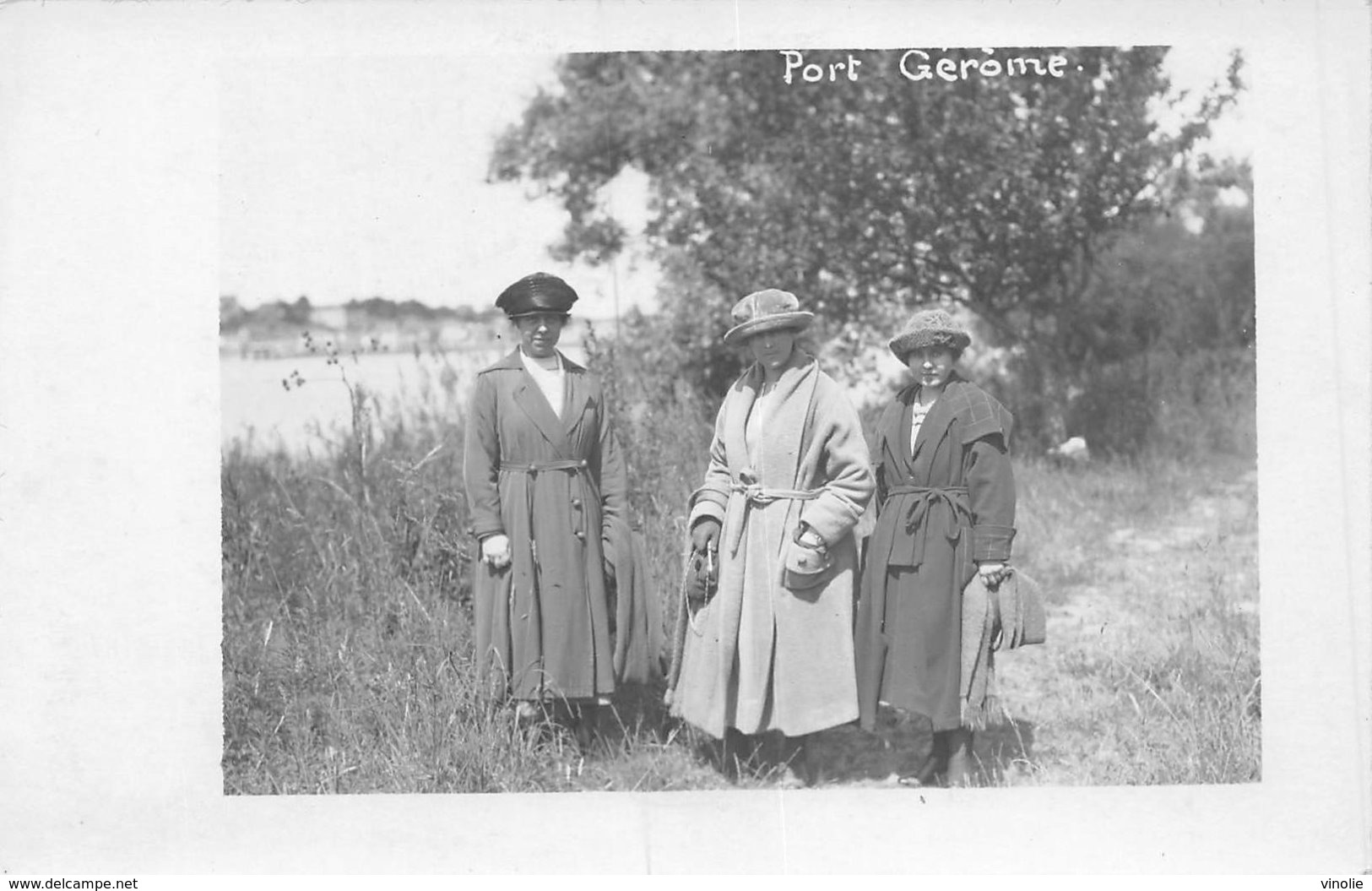 A-19-4765 : CARTE PHOTO PORT GEROME. PORT JEROME ?  BORD DE RIVIERE OU FLEUVE. MODE. - Sonstige & Ohne Zuordnung