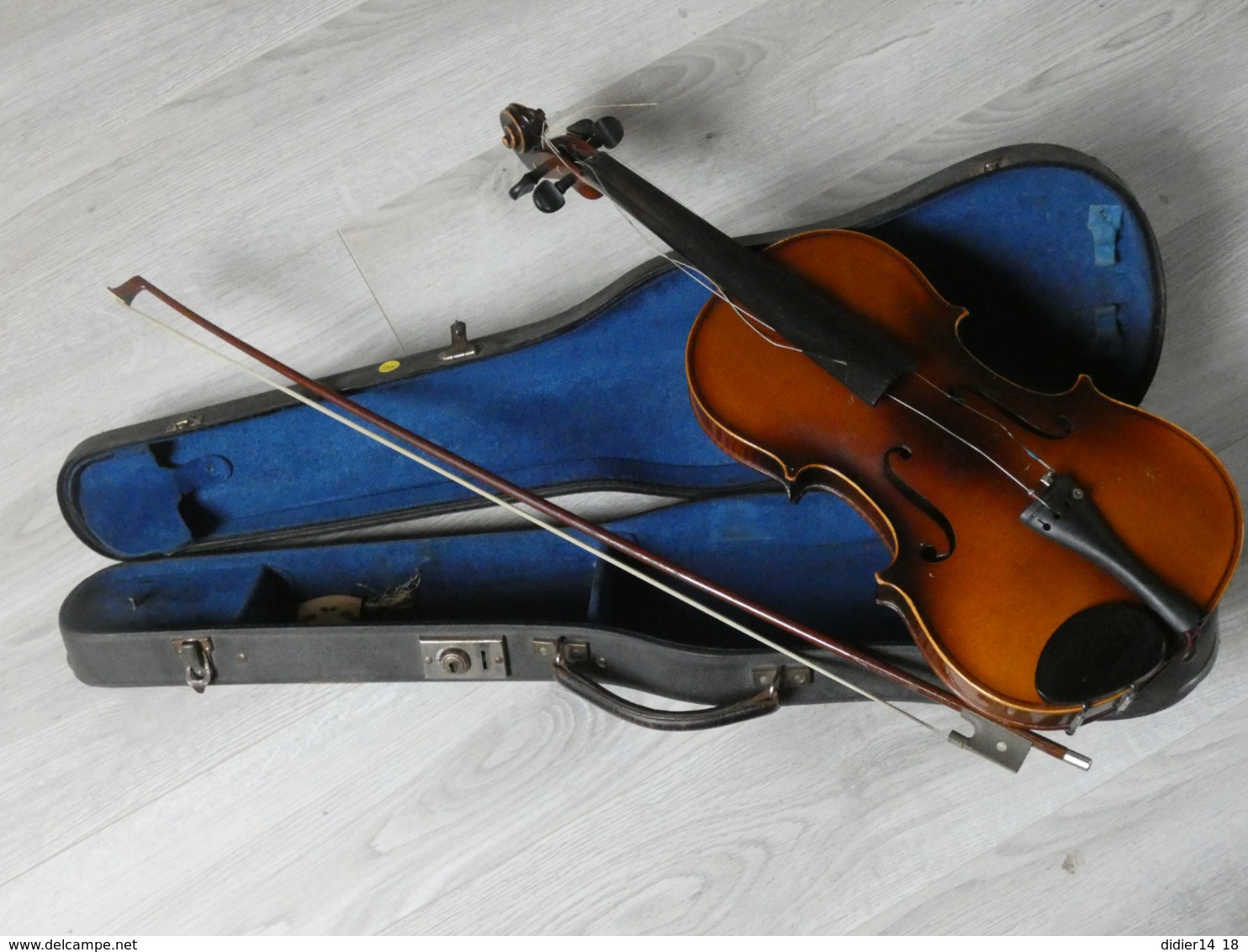 VIOLON ARCHET ET VALISE. A REVISER TRES BON ETAT. - Instrumentos De Música