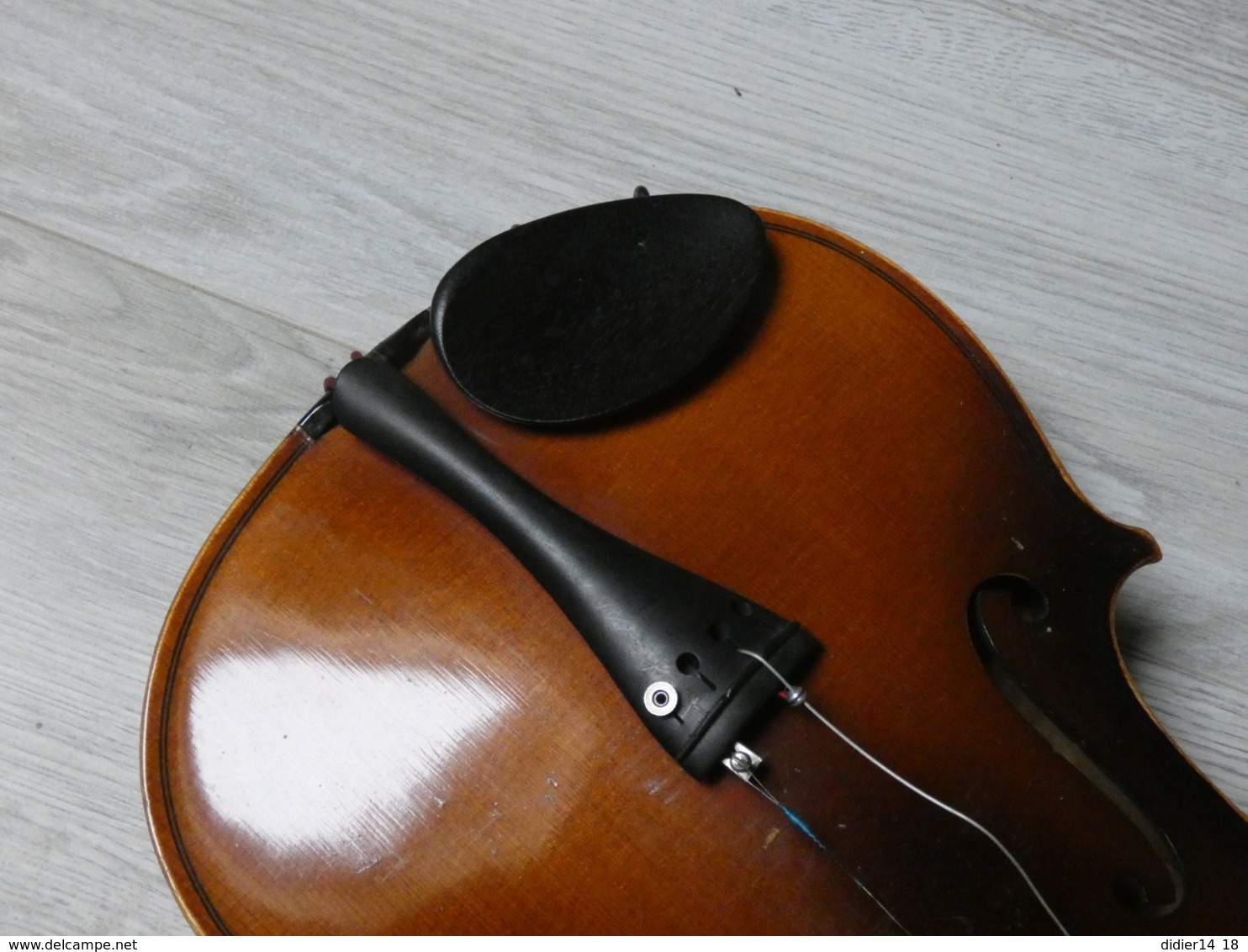 VIOLON ARCHET ET VALISE. A REVISER TRES BON ETAT.