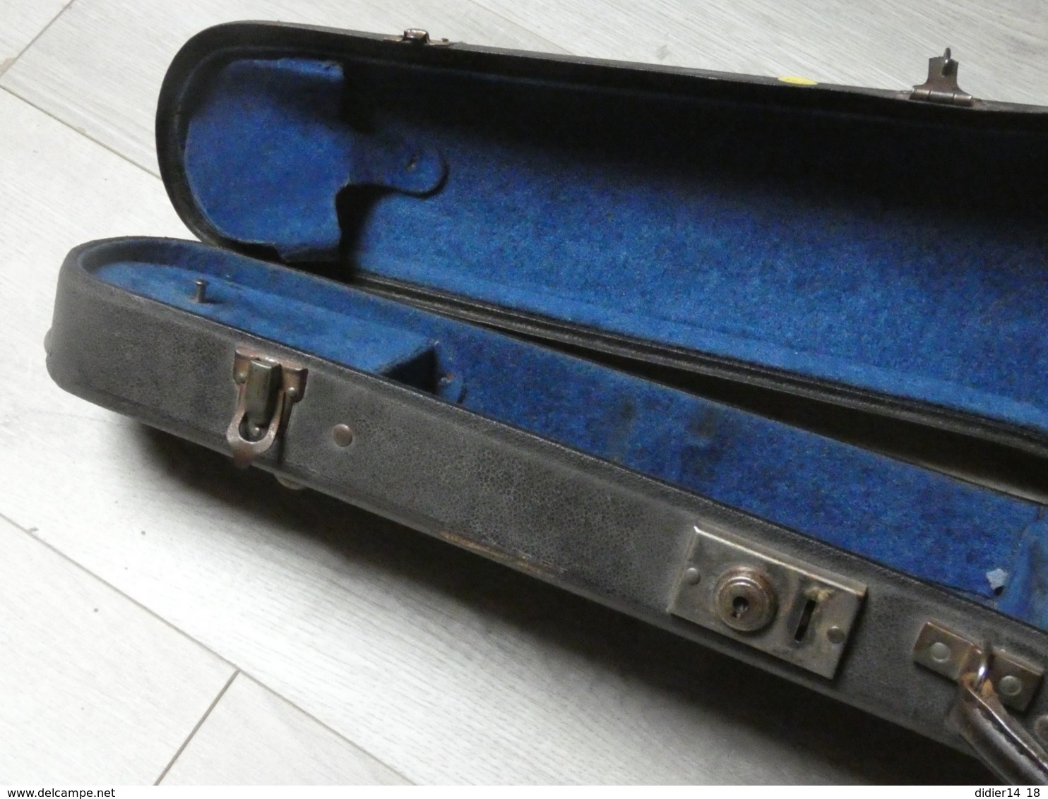 VIOLON ARCHET ET VALISE. A REVISER TRES BON ETAT.