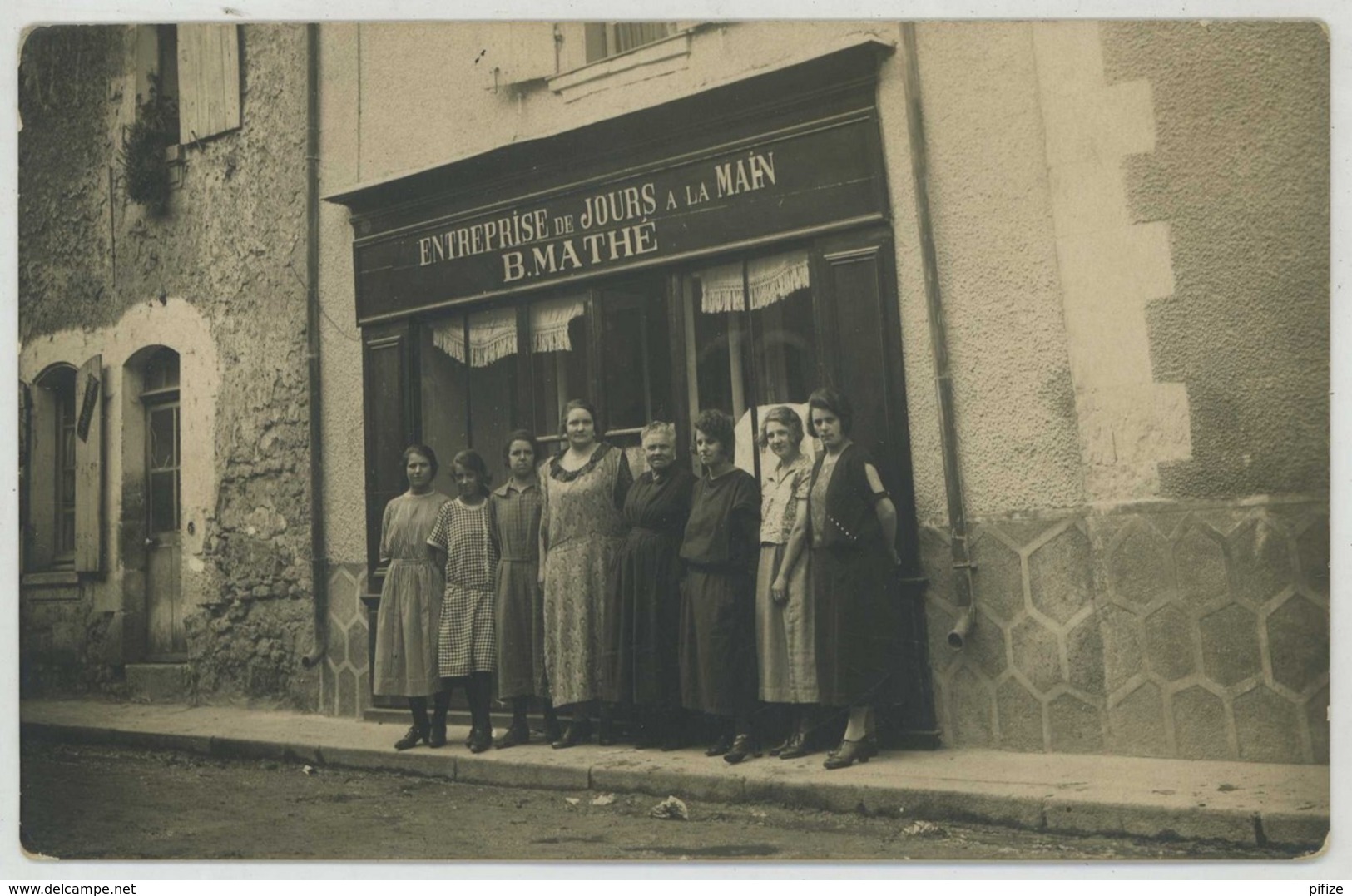 Carte Photo De L'entreprise De Jours à La Main B. Mathé . Broderie . Photo Jean Mexia , Montmorillon . - Montmorillon