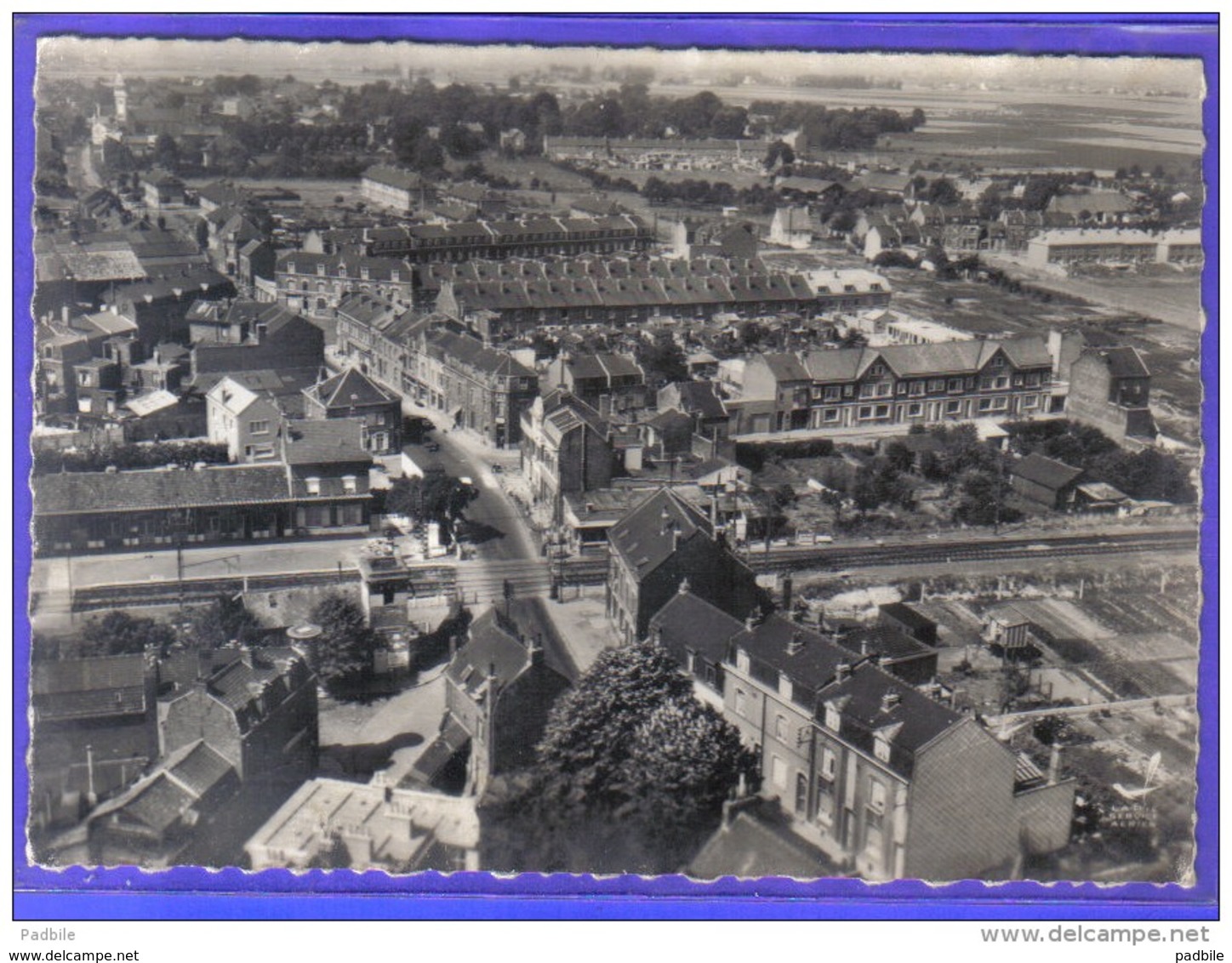 Carte Postale 59. Lesquin Et Le Passage à Niveau   Vue D'avion  Trés Beau Plan - Autres & Non Classés