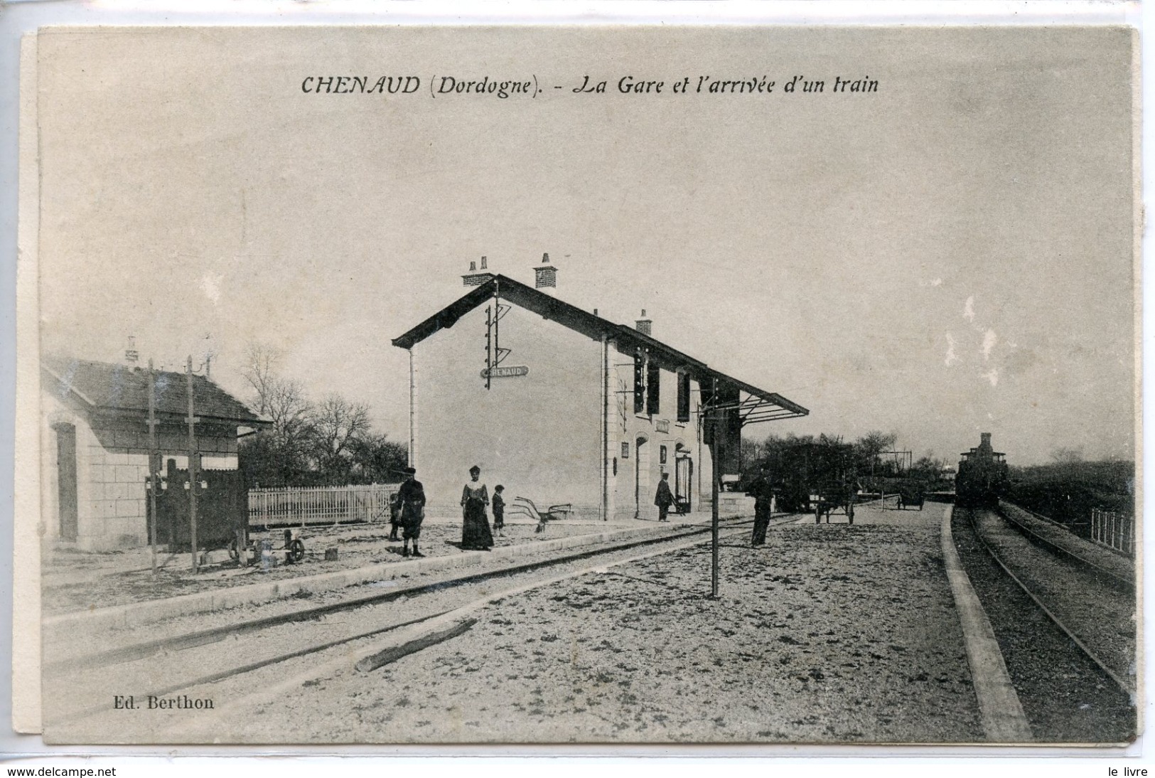 1587. CPA 24 CHENAUD. CARTE ENTIEREMENT DEDOUBLEE. LA GARE ET L'ARRIVEE D'UN TRAIN 1906 - Otros & Sin Clasificación