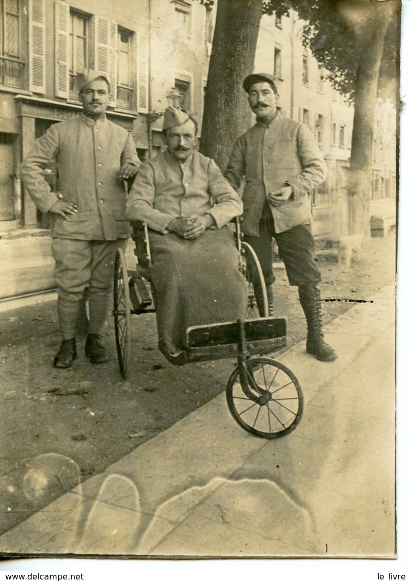 1589. WW1 GUERRE 14/18. PHOTO BLESSE ET SON CAMARADE SAUVE DE LA MORT. PETIT TEXTE EXPLICATIF JOINT. HURTEBISE - Guerra, Militares