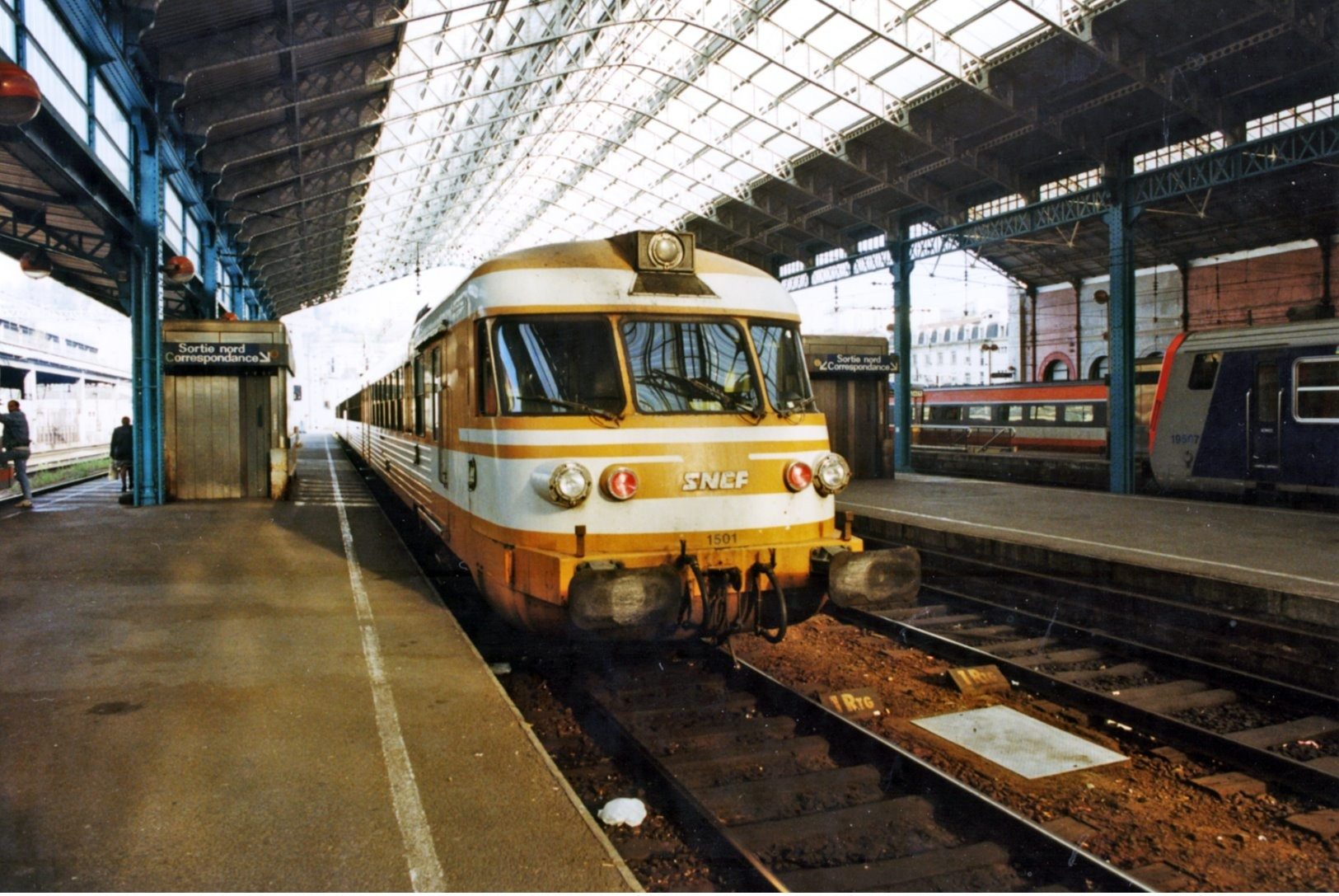 Lyon (69 - France) 2 Avril 1994 - Rame ETG 1501/1001 En Gare De Lyon Pérrache - Gares - Avec Trains