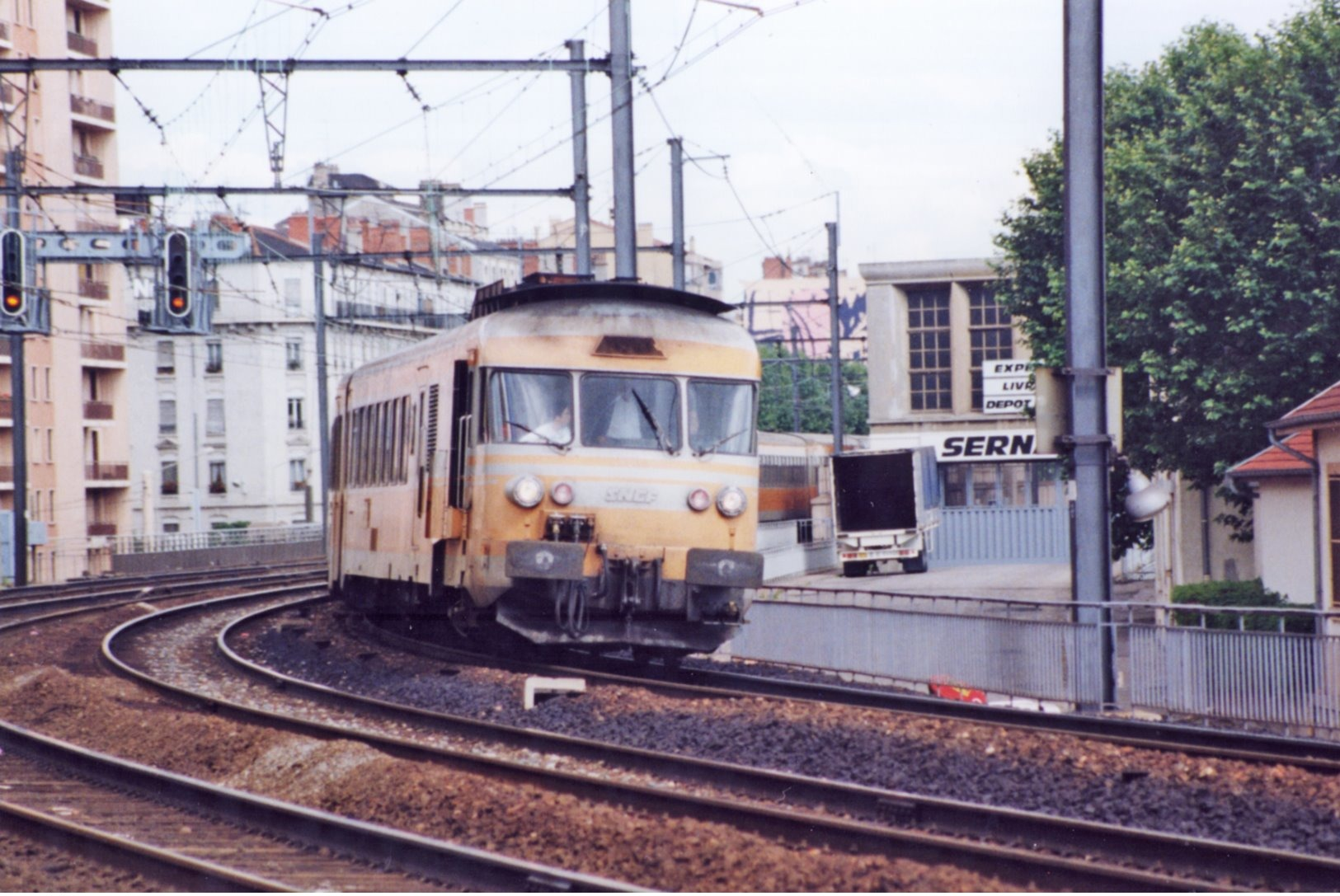 Lyon (69 - France) 9 Juin 1991 - Une Rame RTG Arrive En  Gare De Lyon Pérrache - Trains