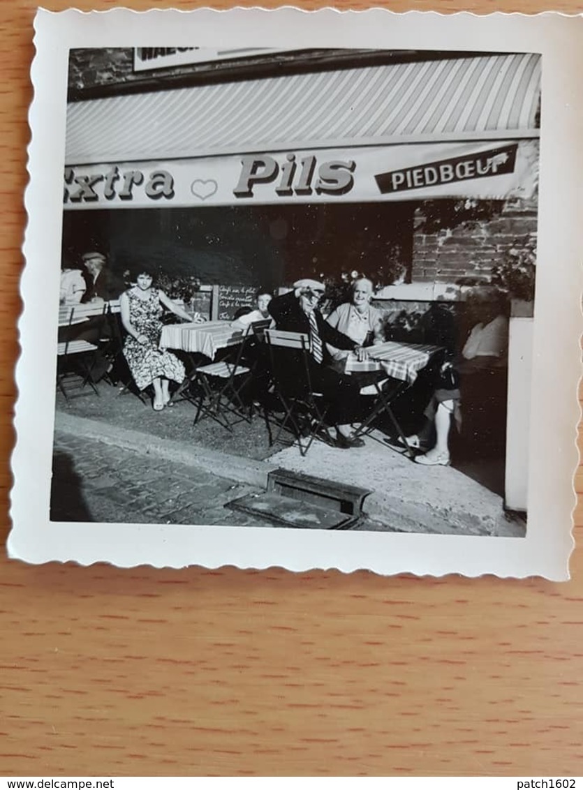 PLUSIEURS Personnes à La Terrasse Devant Un Anciens Café EXTRA PILS PIEDBOEUF 8cm/8cm - Photographie