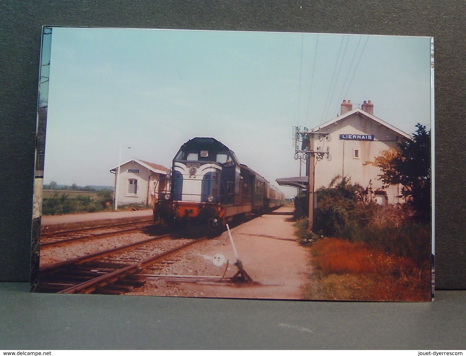 Liernais BB 66000tractant Une Rame De Voitures Voyageurs En 1983 Photo Franchaud - Trenes