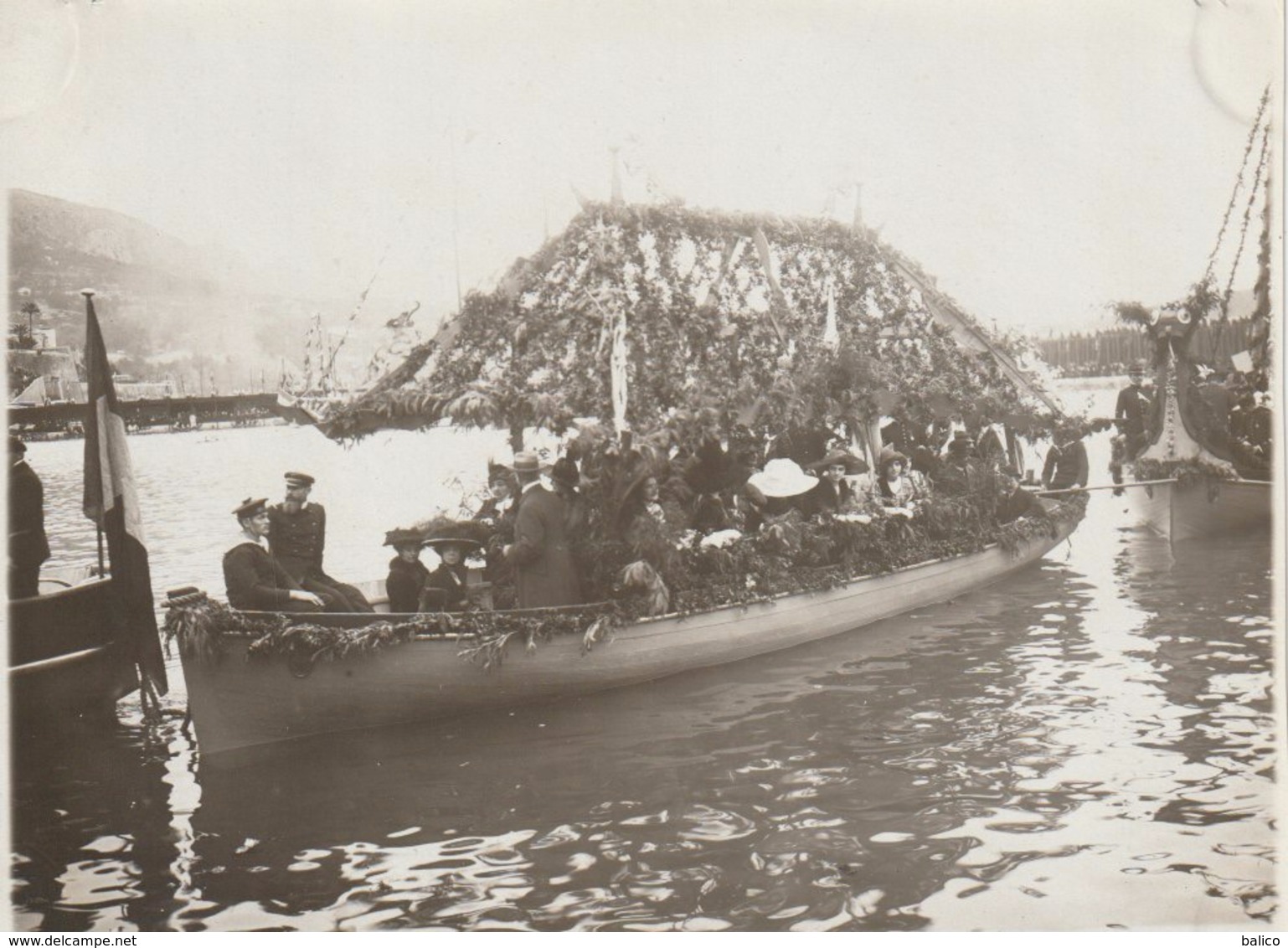 VILLEFRANCHE SUR MER  - Photo - Bataille Navale Fleurie - Une Barque Militaire, Décorée Et Fleurie - Villefranche-sur-Mer