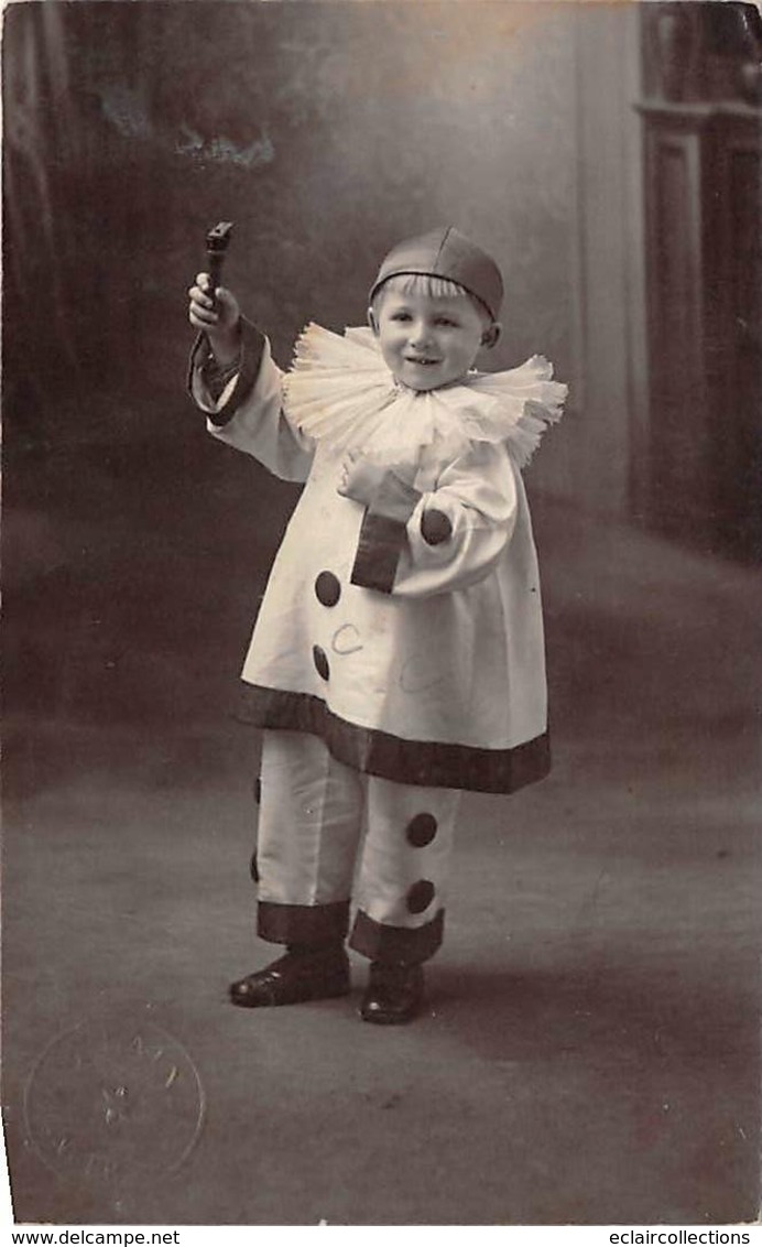 Thème:     Cirque.   Carte Photo Enfant Habillé En Pierrot   Photo Lainé 49 Angers    (Voir Scan) - Circus