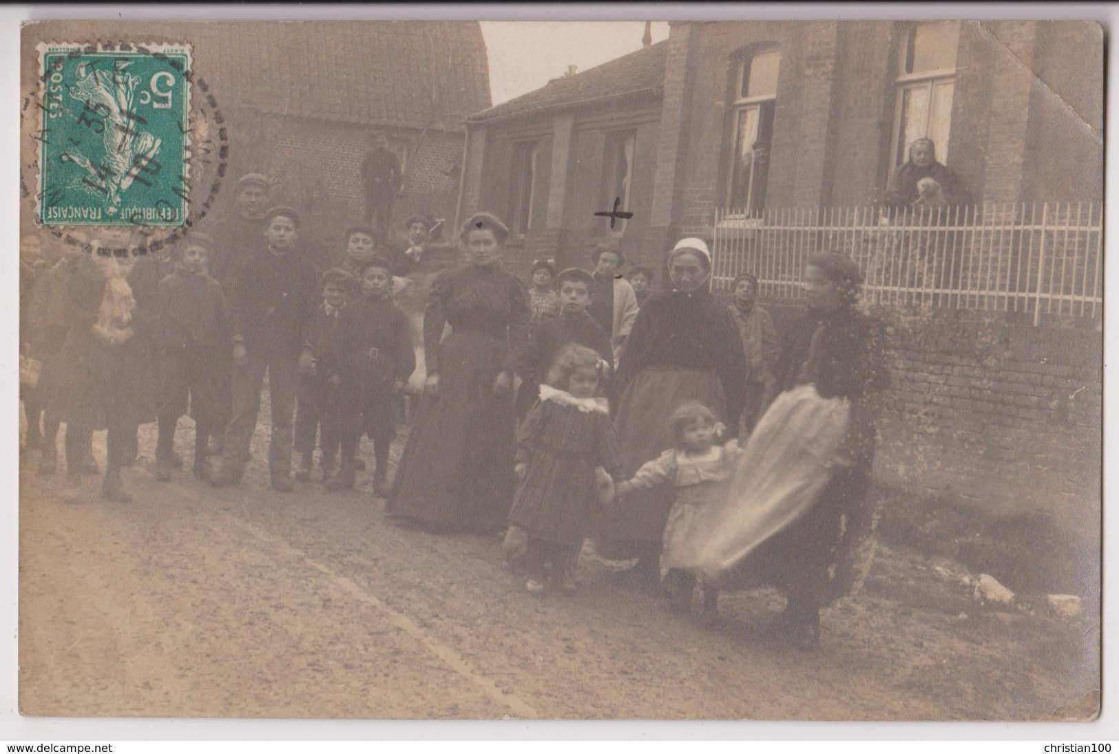 CARTE PHOTO ECRITE DE MEAULTE EN 1910 - MAMANS ET ENFANTS DANS UNE RUE DU VILLAGE - MAISONS ET EGLISE ? -z 2 SCANS Z- - Meaulte