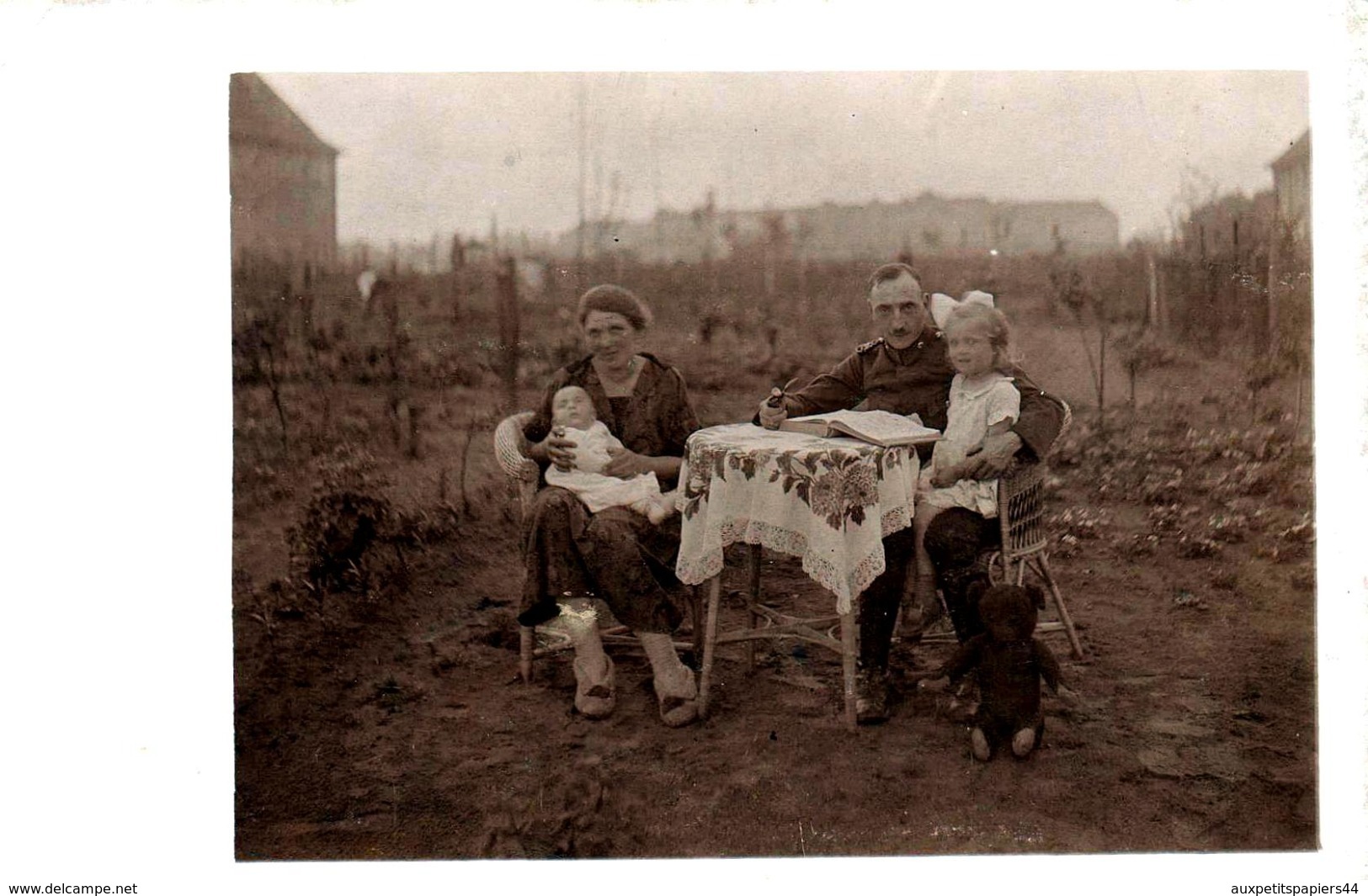 Carte Photo Originale Famille Au Jardin, Mère & Bébé, Père En Uniforme, Fillette Sur Ses Genoux & Ours En Peluche 1910 - War, Military