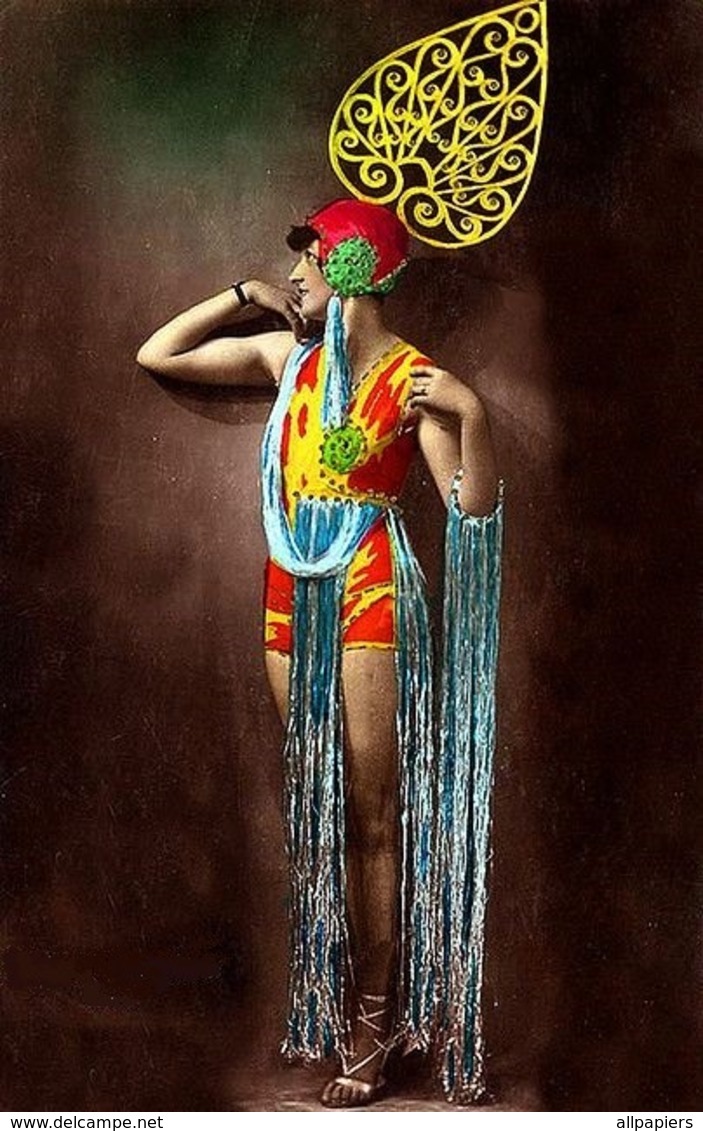 Reproduction D'une Photographie Ancienne D'une Danseuse Des Folies Bergères à La Tenue Multi-couleurs - Autres & Non Classés