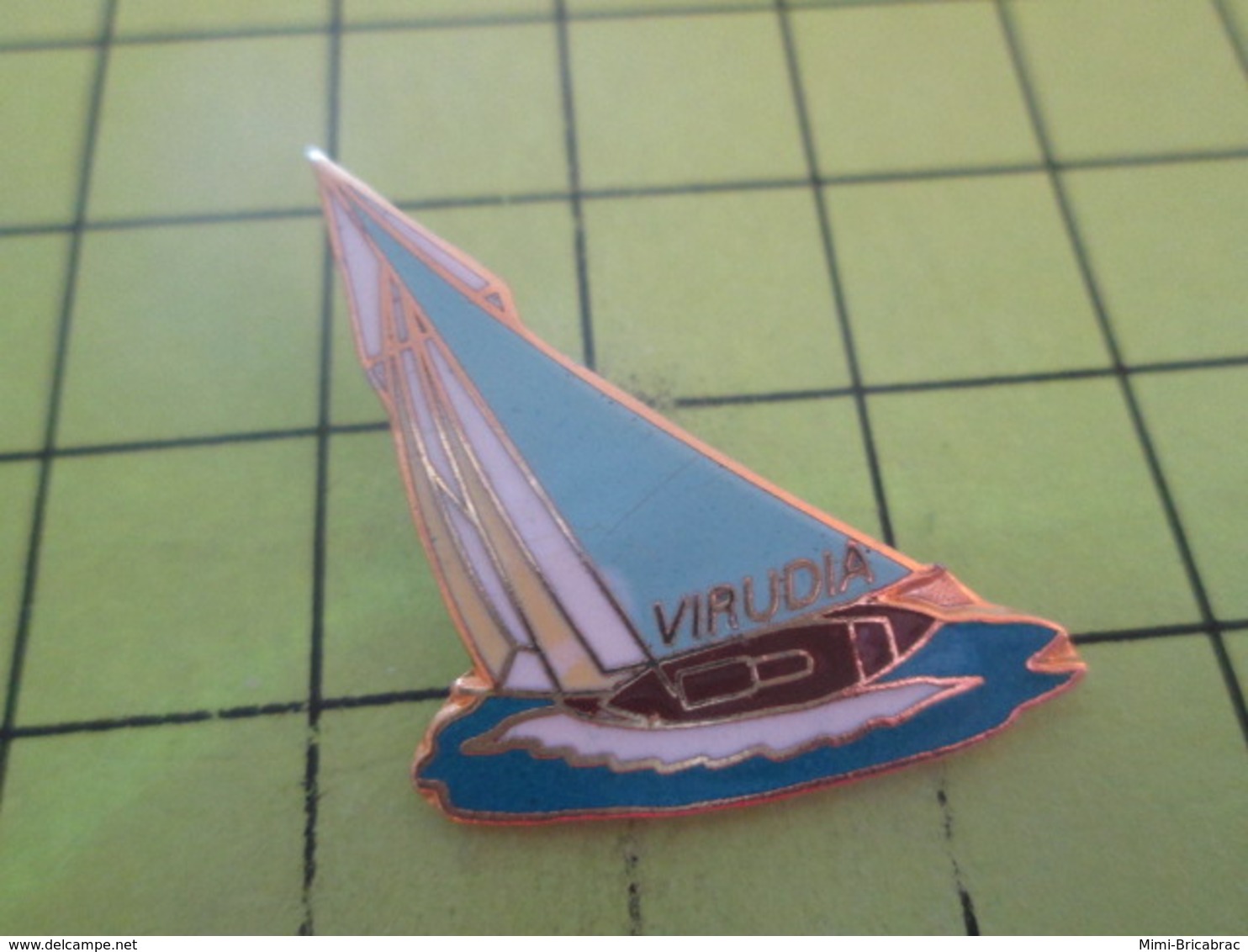 710e Pin's Pins / Beau Et Rare / THEME BATEAUX / VOILE VOILIER REGATE VIRUDIA - Boten