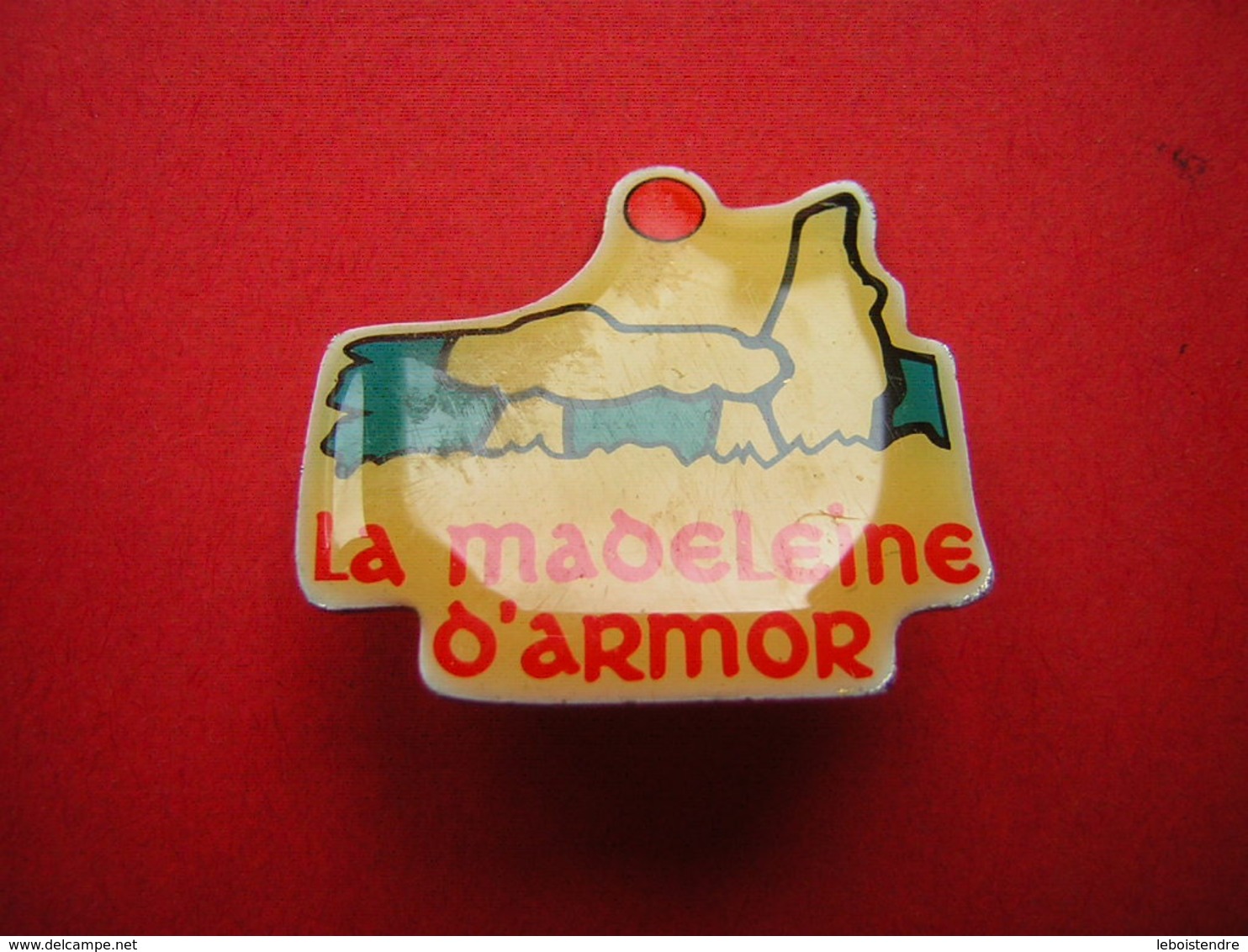 PIN'S LA MADELEINE D'ARMOR BRETAGNE MENHIR - Alimentation