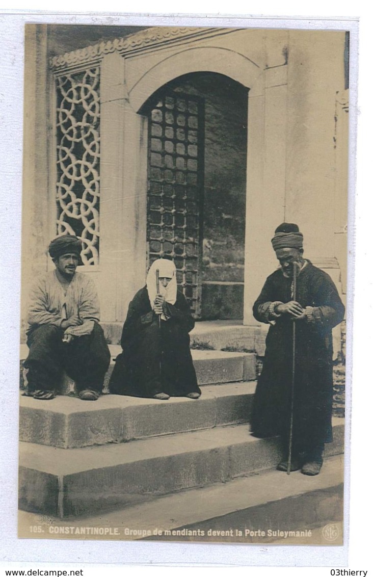 CPA TURQUIE CONSTANTINOPLE GROUPE DE MANDIANTS DEVANT LA PORTE SULEYMANLE - Turquie