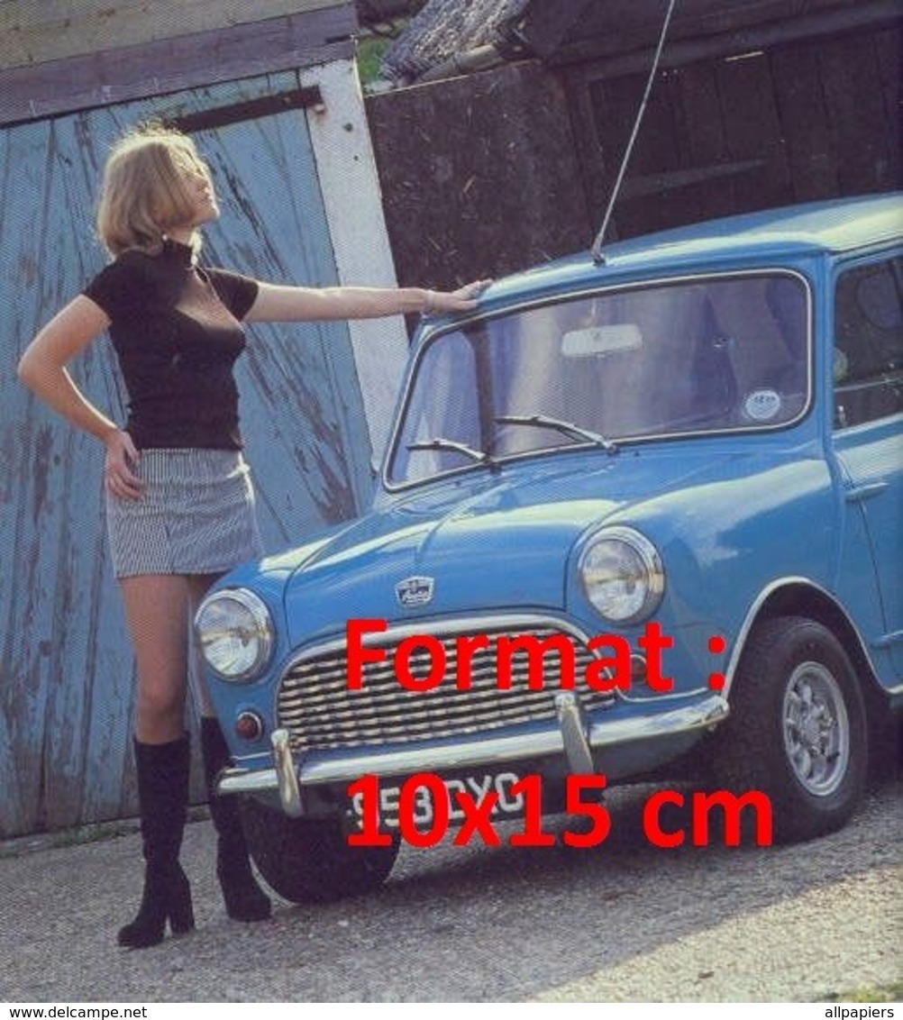 Reproduction D'une Photographie d'une Dame En Mini Jupe Et Bottes Noires Près D'une Austin Mini Bleue - Autres & Non Classés