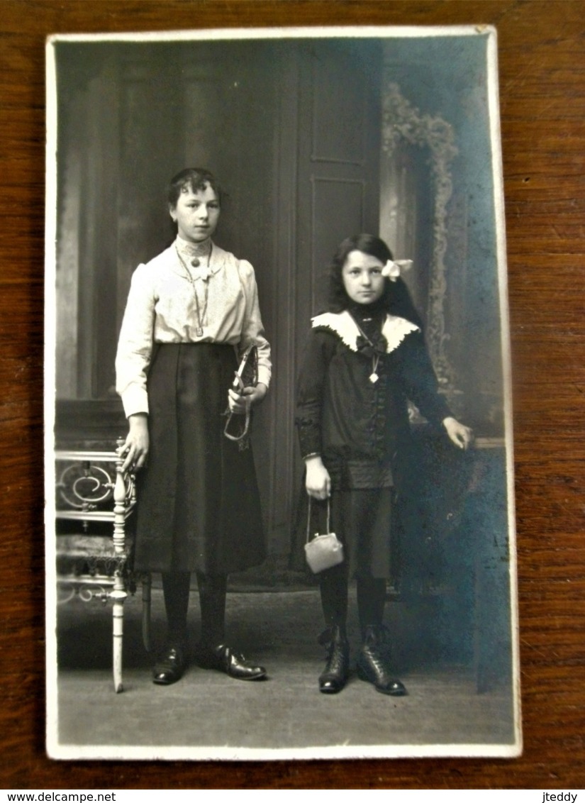 Oude FOTO- Kaart  Twee Meisjes Met Tasje In De Hand  Wit - Zwart   Door  B.  BLONDIAU   AALST - Personnes Identifiées