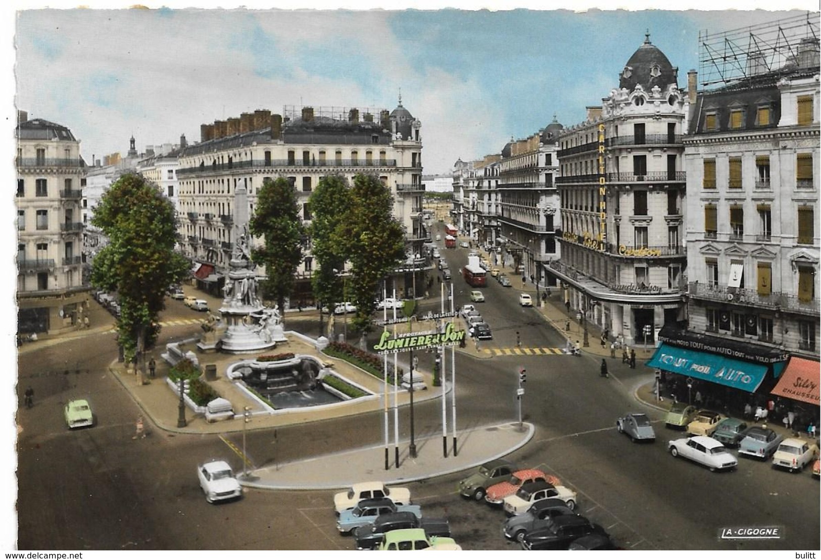 LYON - Place De La République Et Rue Président Carnot - Voiture : DS Citroen - 2CV - Panhard - Peugeot 404 - 403 - Renau - Autres & Non Classés