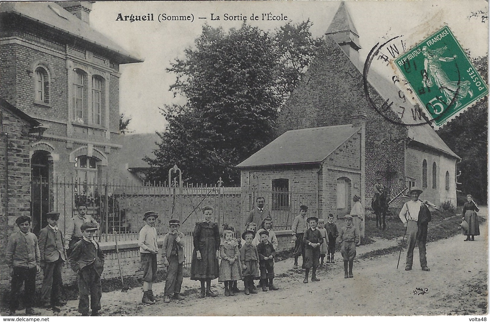 Argueil Somme (80) - La Sortie De L’école - Autres & Non Classés