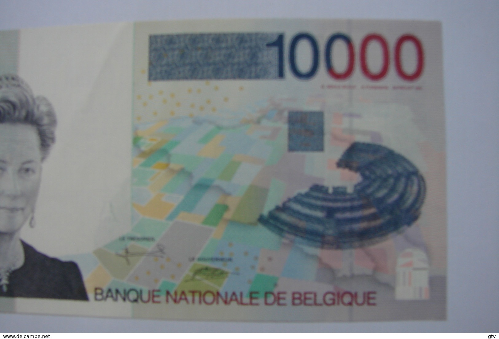 Billet De 10.000 Fr ALBERT II  1997 Pratiquement Comme Neuf , Avec Un Très Léger Plis En Haut Au Centre Du Billet - 10000 Franchi