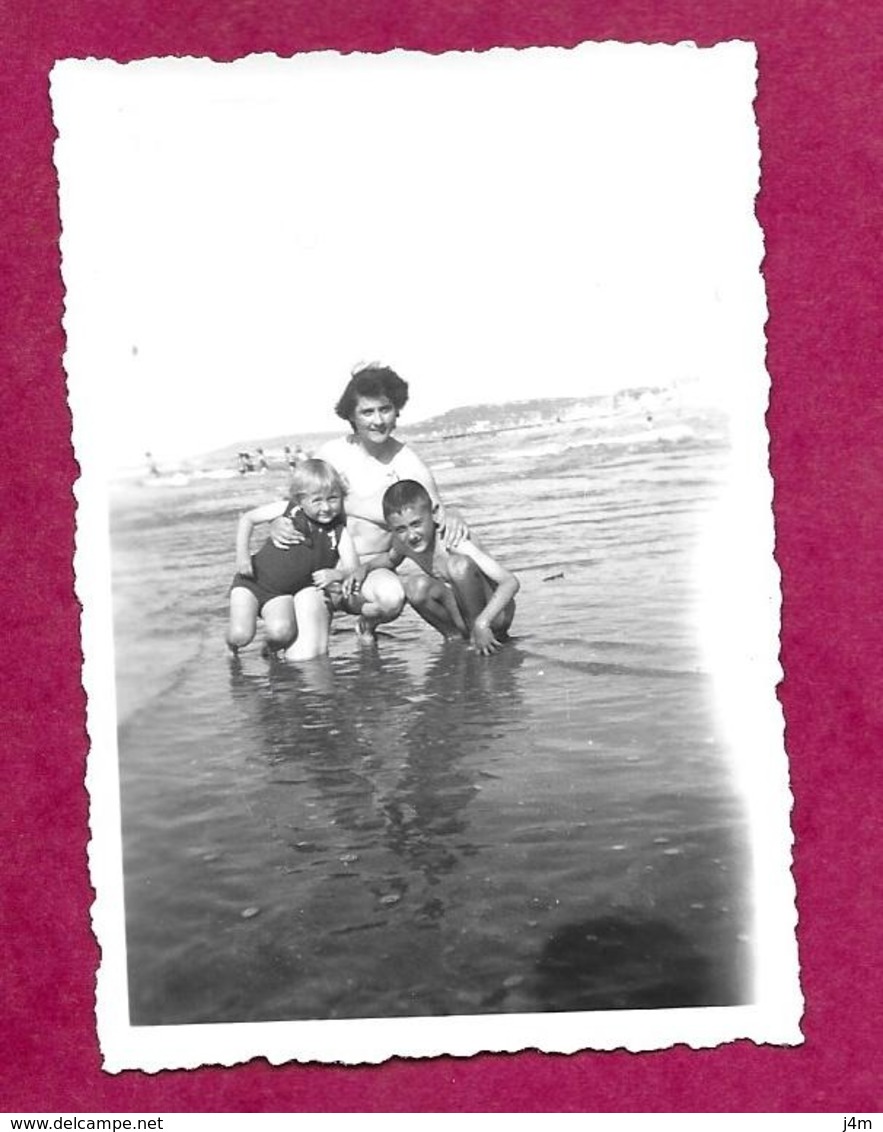 PHOTO 9,5 X 6 Cm En Août 1956... FEMME Et ENFANTS à La MER En MAILLOT De BAIN...PIN UP...2 Scans - Pin-up