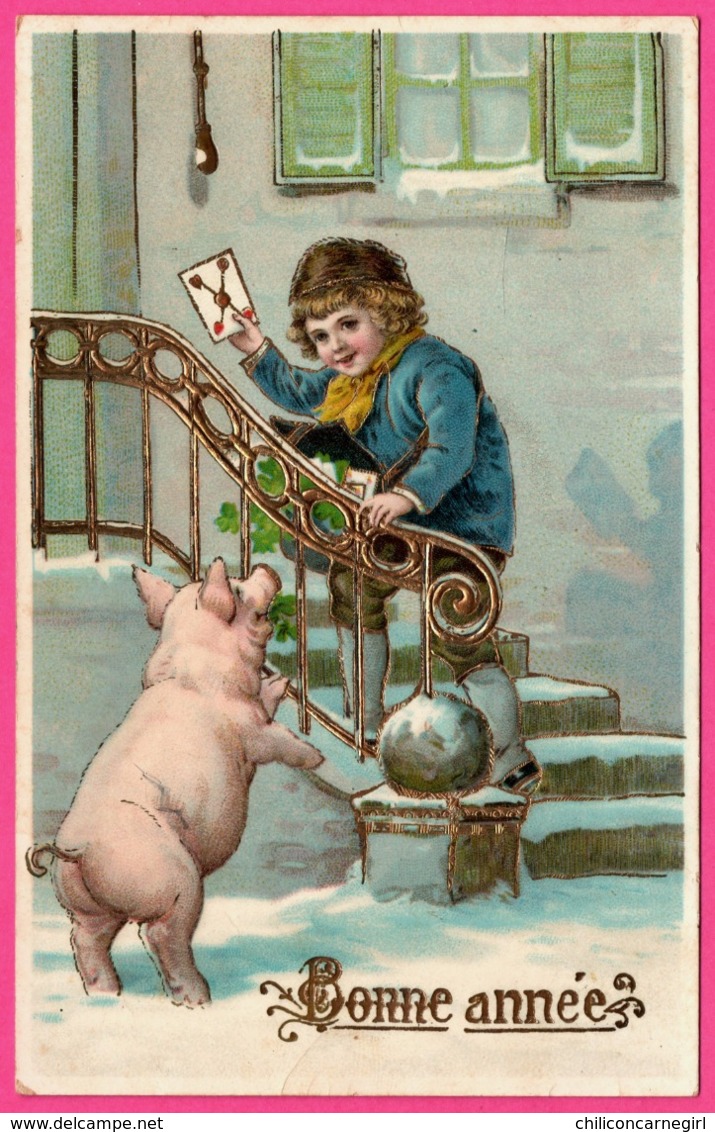 Cp Gaufrée Et Dorée - Pig - Bonne Année - Dorure - Enfant Facteur Dans La Neige Avec Un Cochon - Edit. S.B. 3264 H - New Year