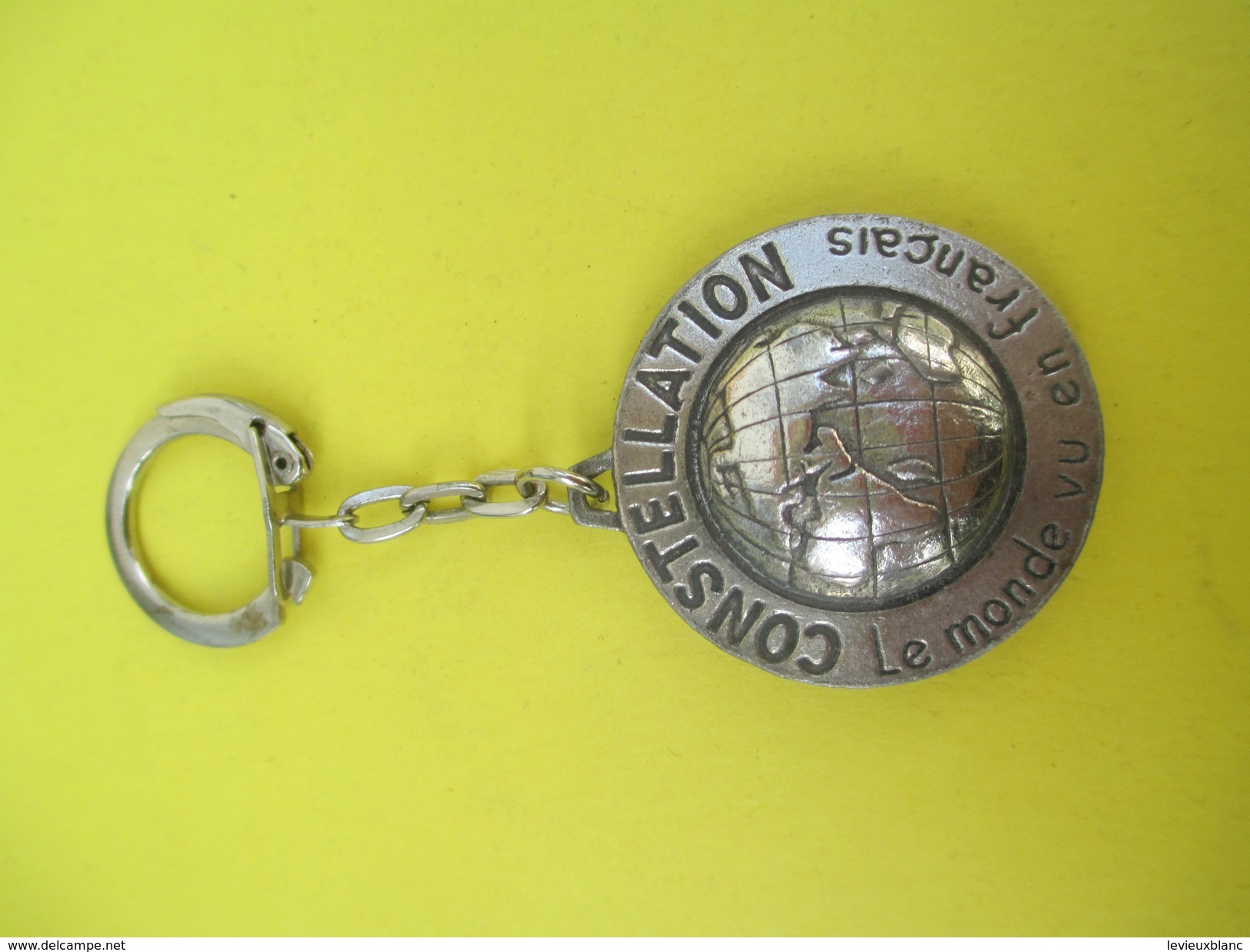 Porte-clé Métallique/Presse /Revue Mensuelle/ Constellation, Le Monde Vu En Français /Années 1960-1970  POC233 - Key-rings