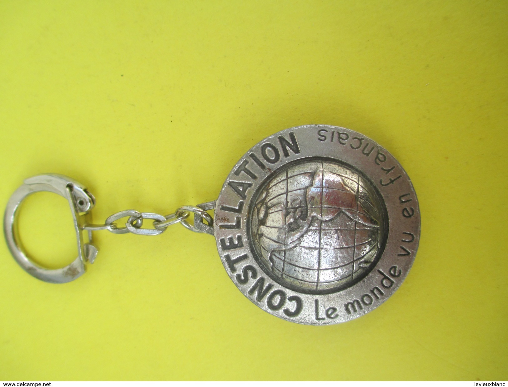 Porte-clé Métallique/Presse /Revue Mensuelle/ Constellation, Le Monde Vu En Français /Années 1960-1970  POC233 - Key-rings