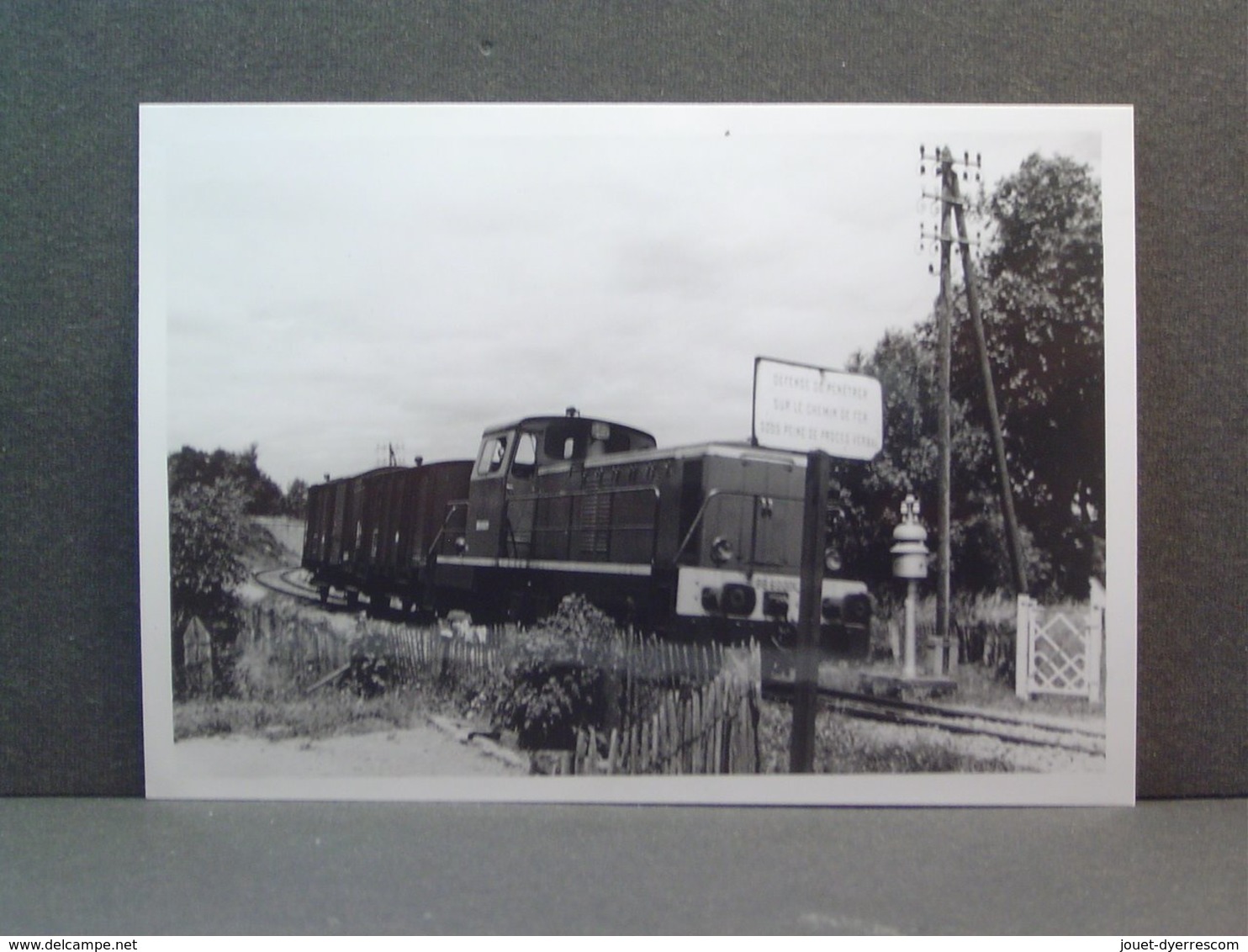 Saulieu Arrivée D'un Train Marchandise Tracté Par Un Diesel BB Le 11 Juillet 1970 - Trains