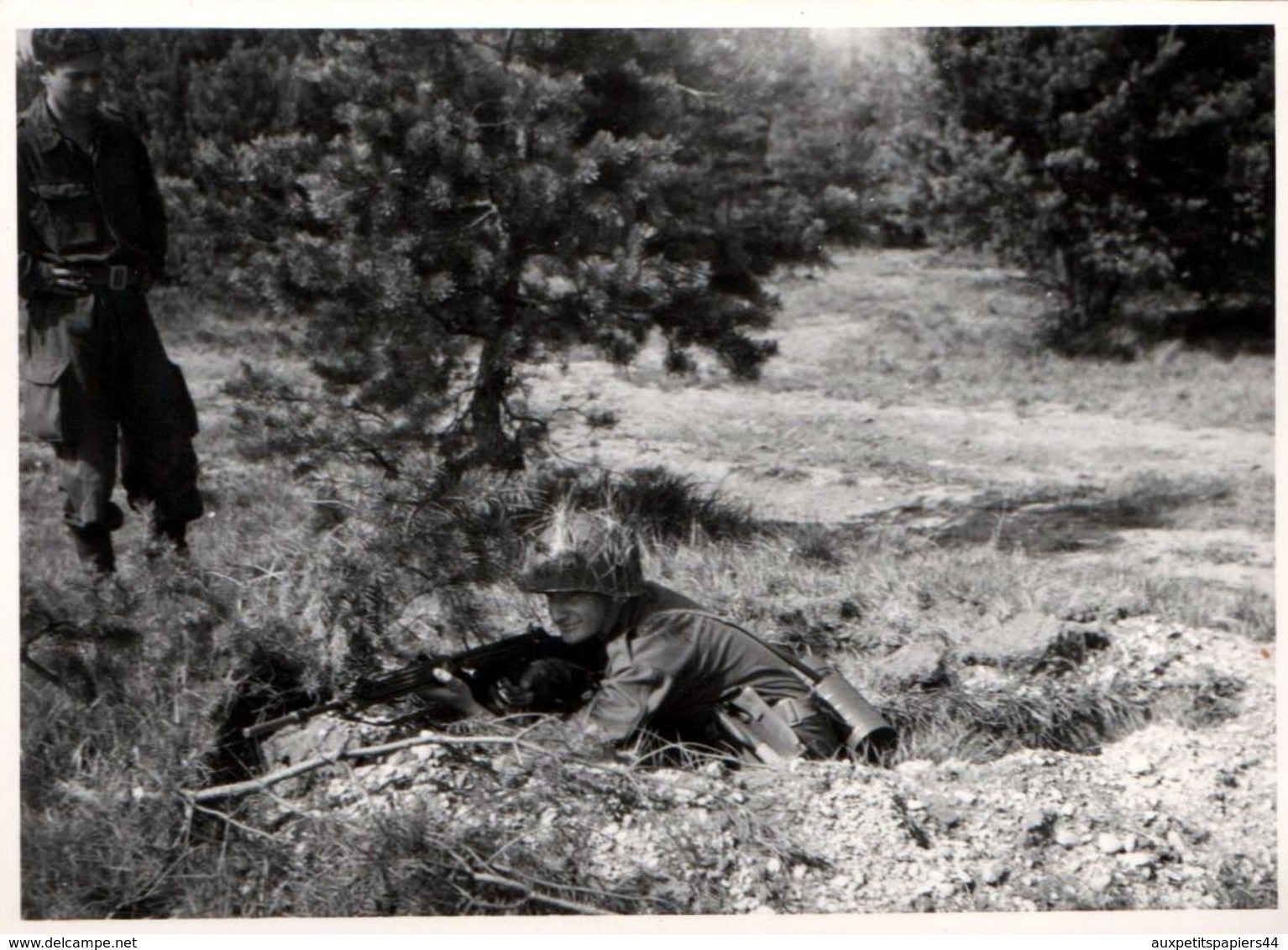 Photo Originale Militaires Allemands & Tir Au Fusil Mitrailleur En Tenue Camouflage - Guerre, Militaire