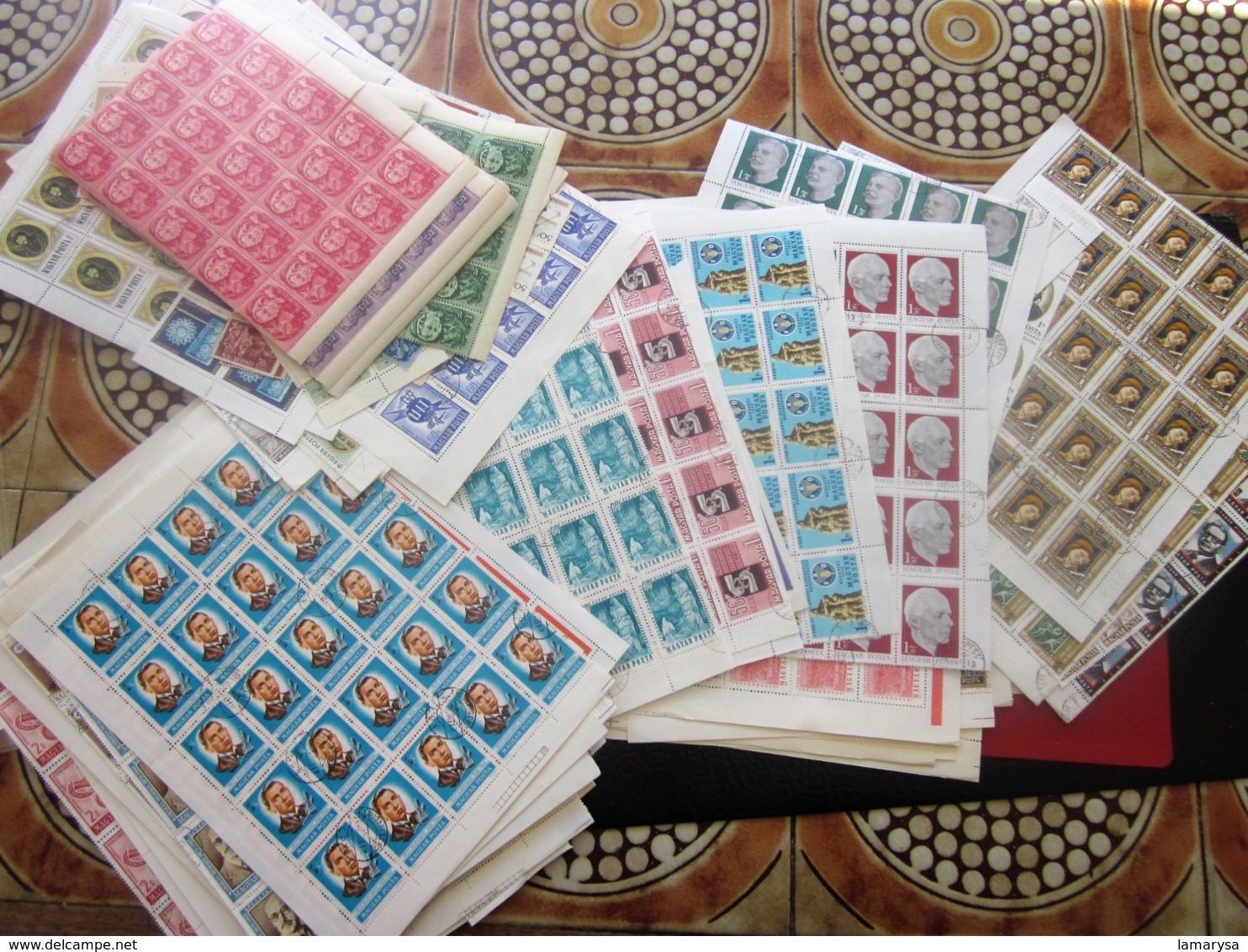 LOT IMPORTANT DE PLUS de 3000 Timbres Oblitérés av gomme & ** (non comptés) Hongrie +84 Feuilles complètes et multiples