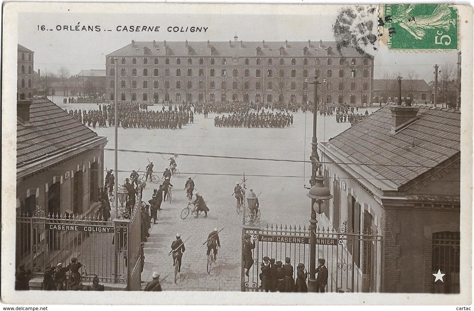 D45 - ORLEANS - CASERNE COLIGNY - (Marque ETOILE) - Nombreux Militaires - Carte Photo Glacée Petit Format  Noir Et Blanc - Orleans