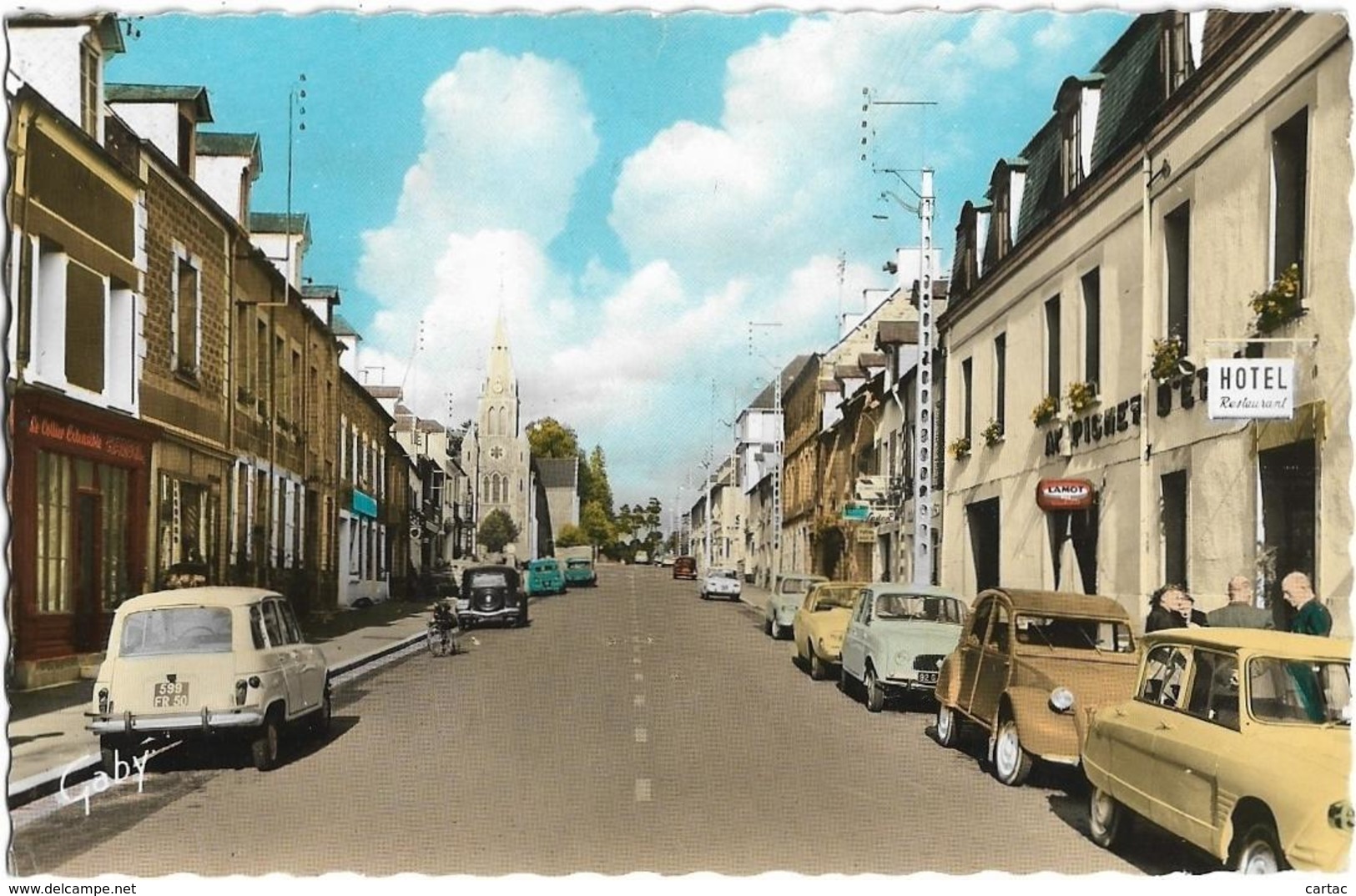 D50 - CANISY - GRANDE RUE -Renault 4L-Citroën Traction-DS & 2CV-Solex-Hôtel Pichet-CPSM Dentelée Colorisée Petit Format - Autres & Non Classés